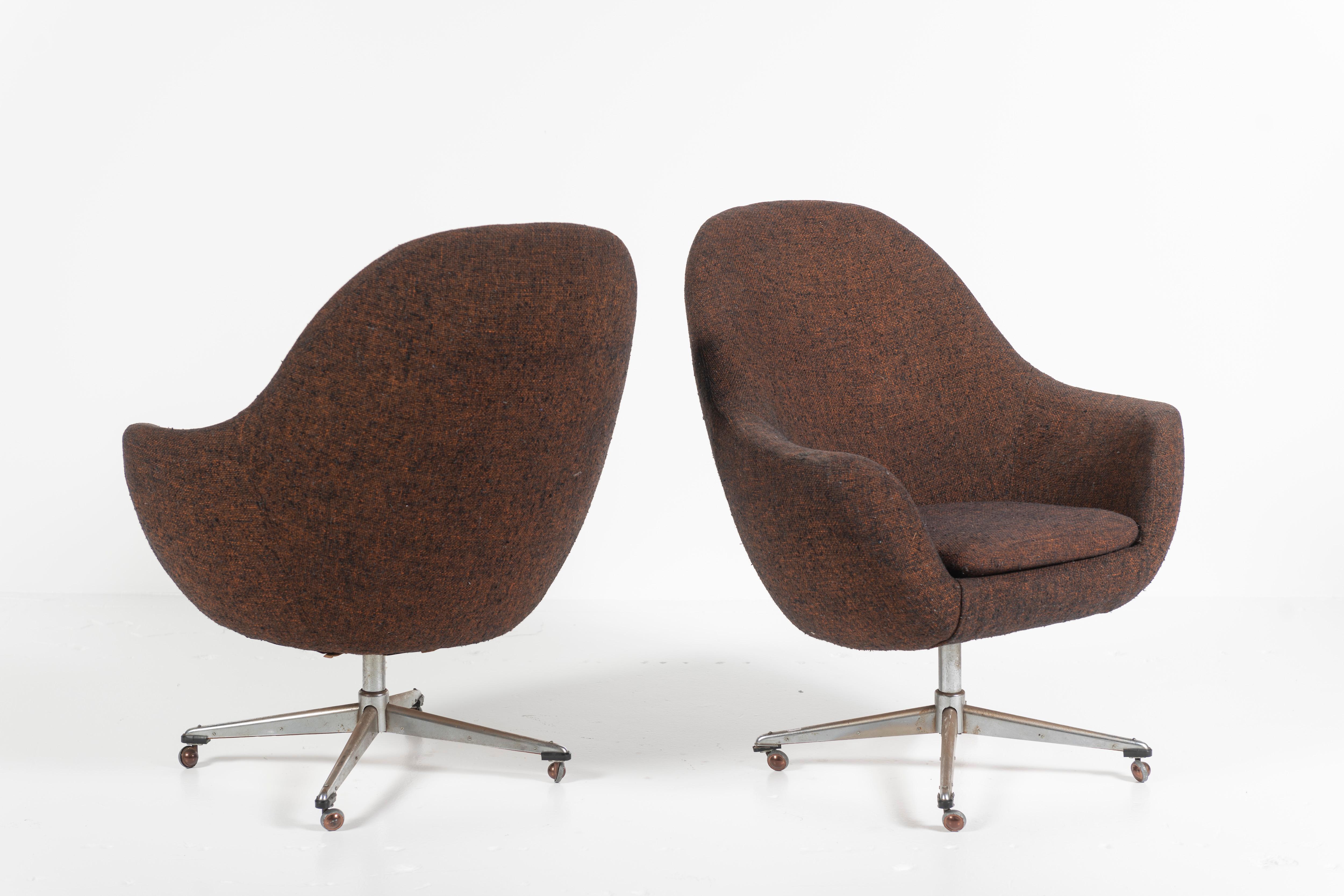 Pair of Mid-Century Modern Wool Overman Swivel Chairs, with Casters, Sweden 1960 In Good Condition For Sale In San Francisco, CA