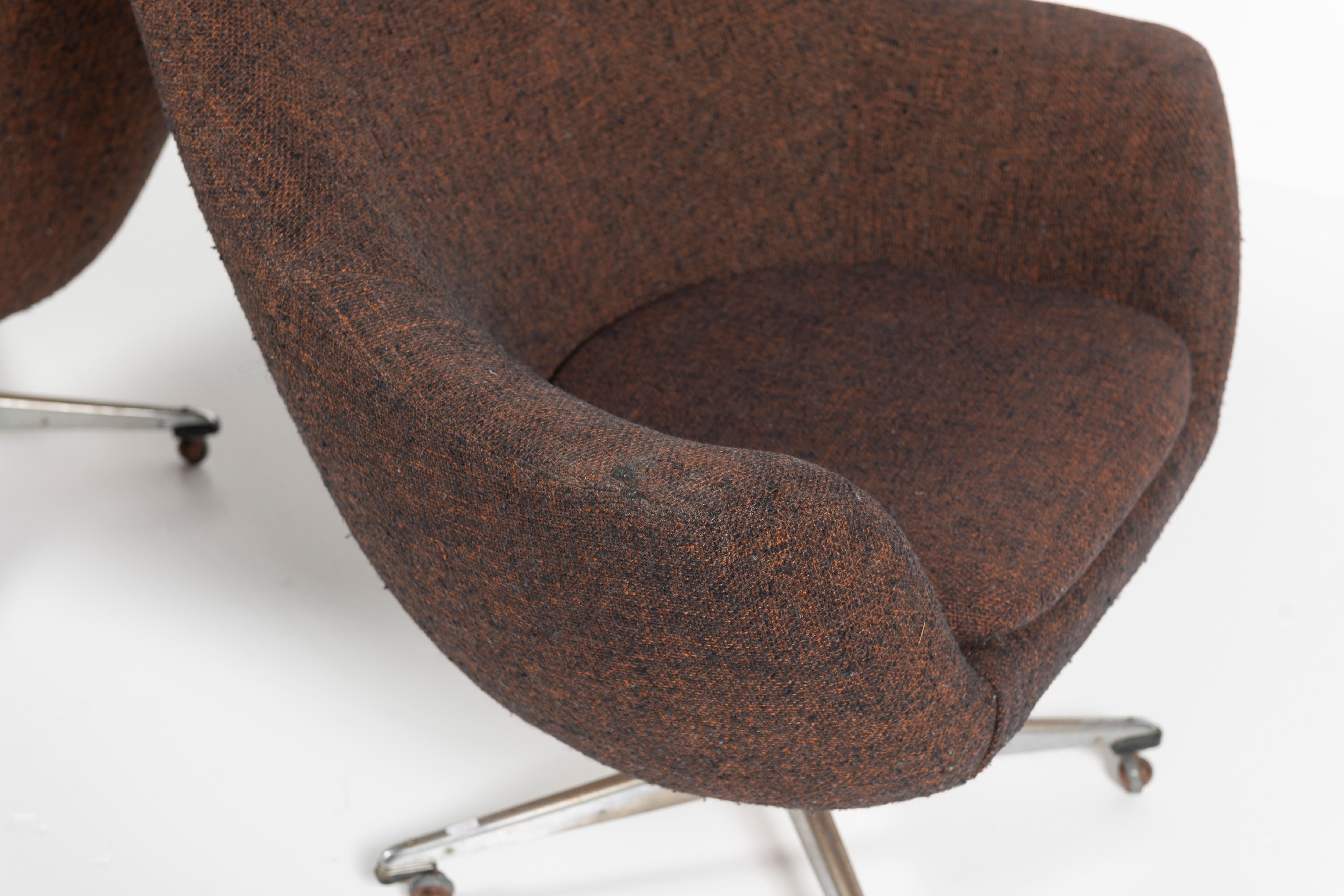 Pair of Mid-Century Modern Wool Overman Swivel Chairs, with Casters, Sweden 1960 For Sale 2