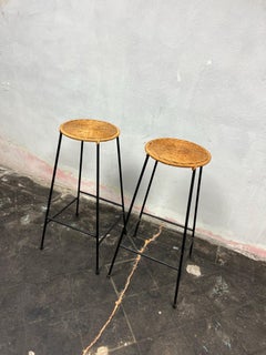 Ein Paar Bar- oder Thekenhocker im Mid-Century-Modern-Stil aus geflochtenem Rattan und schwarzem Eisen