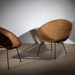 Par de sillas cónicas de estilo «Mid-Century Modern» de ratán trenzado y metal, Italia, década de 1950