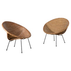 Par de sillas cónicas de estilo «Mid-Century Modern» de ratán trenzado y metal, Italia, década de 1950