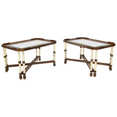 Paire de tables d'appoint mi-siècle modernes à base en X et plateau en verre