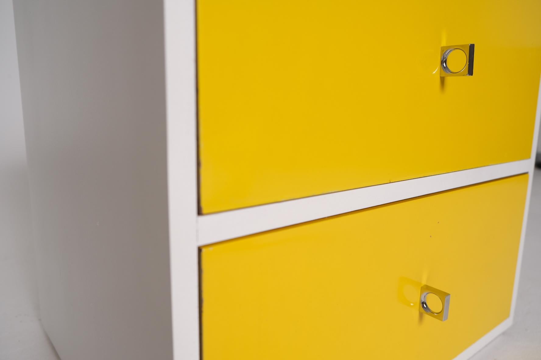 Pair of Mid-Century Modern Yellow and White Nightstands with Chrome Pulls en vente 6