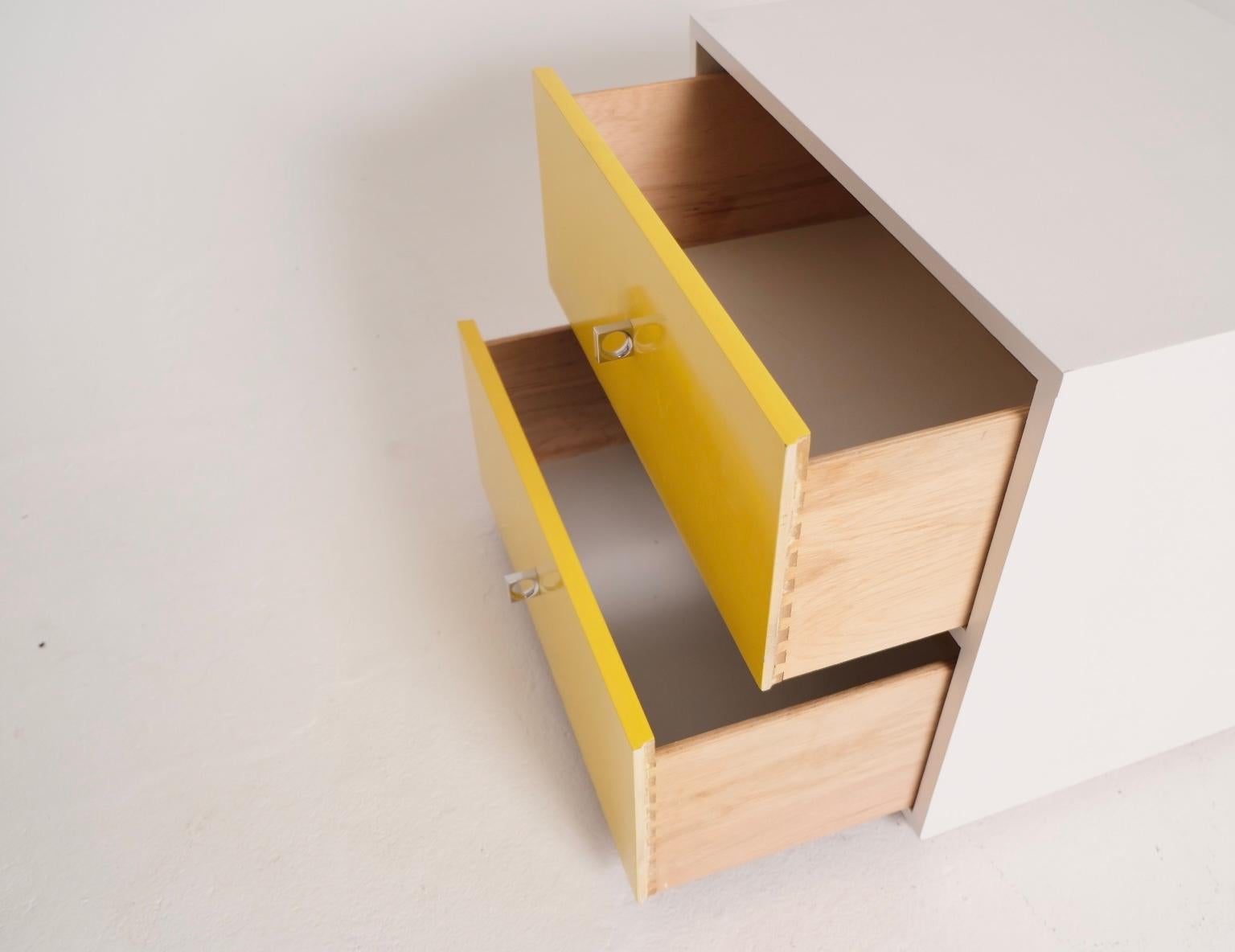 Pair of Mid-Century Modern Yellow and White Nightstands with Chrome Pulls en vente 7