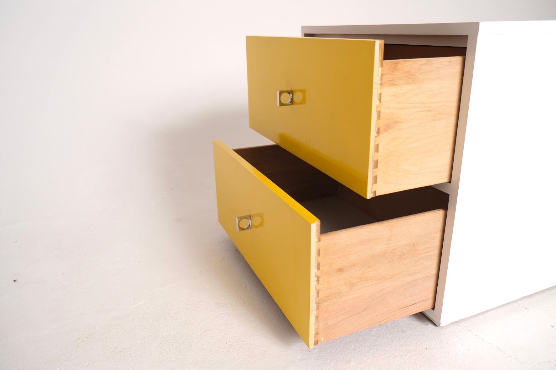Pair of Mid-Century Modern Yellow and White Nightstands with Chrome Pulls en vente 8