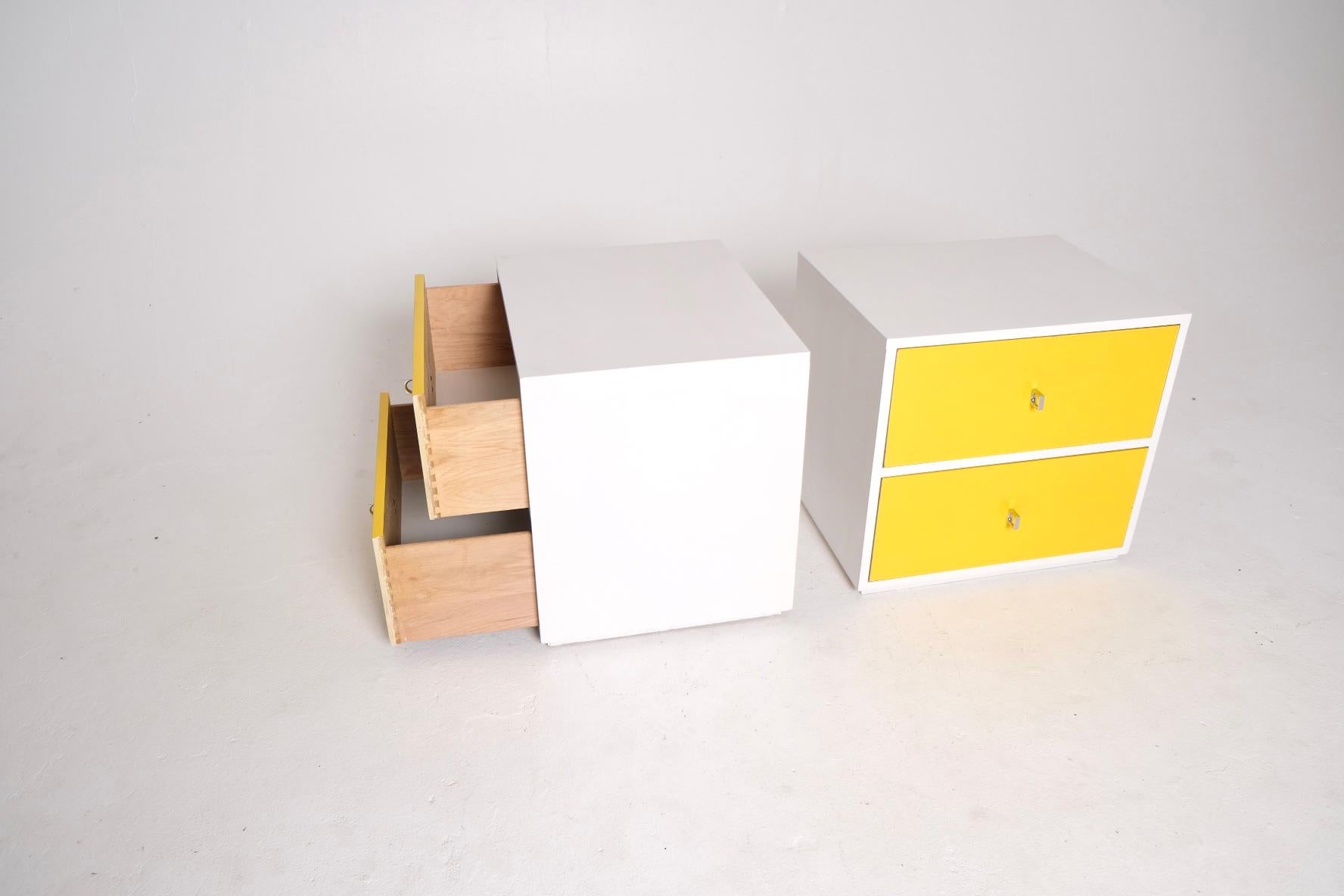 Pair of Mid-Century Modern Yellow and White Nightstands with Chrome Pulls en vente 9