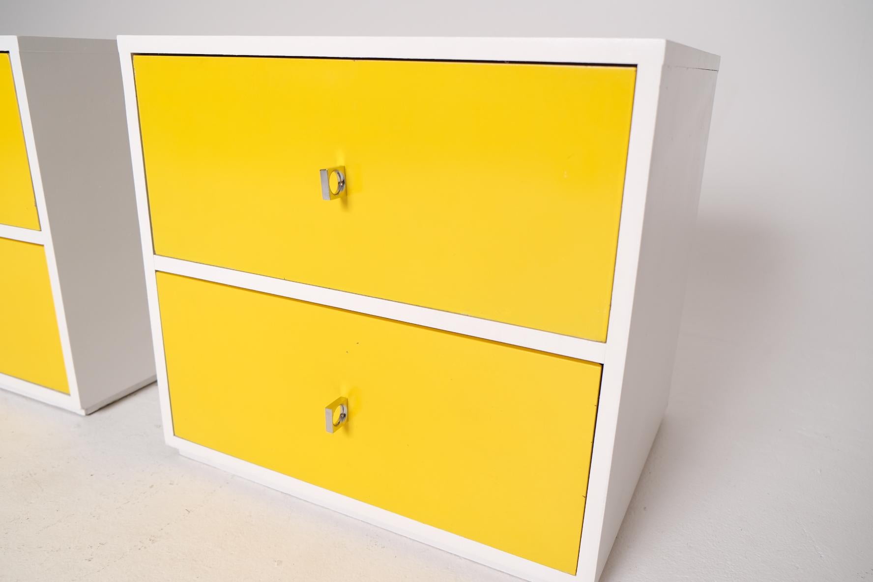 Pair of Mid-Century Modern Yellow and White Nightstands with Chrome Pulls en vente 10