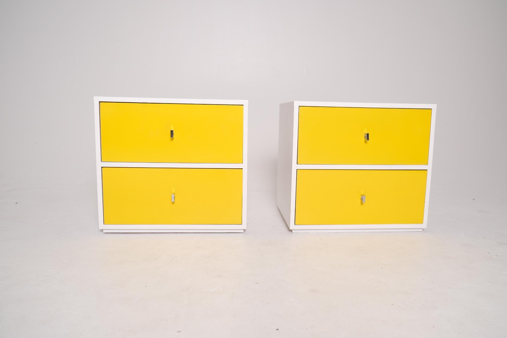 Pair of Mid-Century Modern Yellow and White Nightstands with Chrome Pulls en vente 11