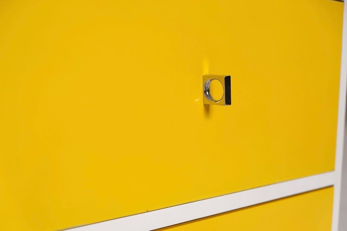 Américain Pair of Mid-Century Modern Yellow and White Nightstands with Chrome Pulls en vente