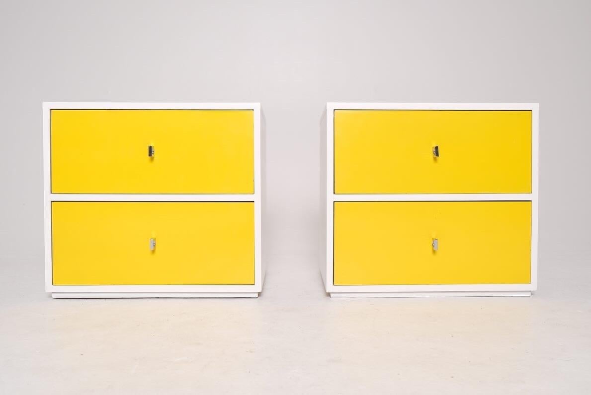 Pair of Mid-Century Modern Yellow and White Nightstands with Chrome Pulls Bon état - En vente à Los Angeles, CA
