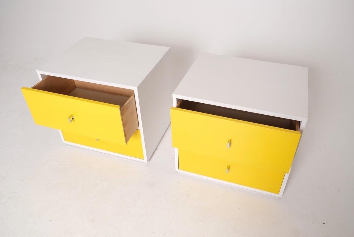 Fin du 20e siècle Pair of Mid-Century Modern Yellow and White Nightstands with Chrome Pulls en vente