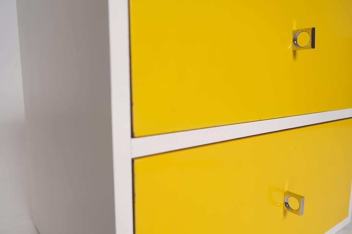 Pair of Mid-Century Modern Yellow and White Nightstands with Chrome Pulls en vente 1