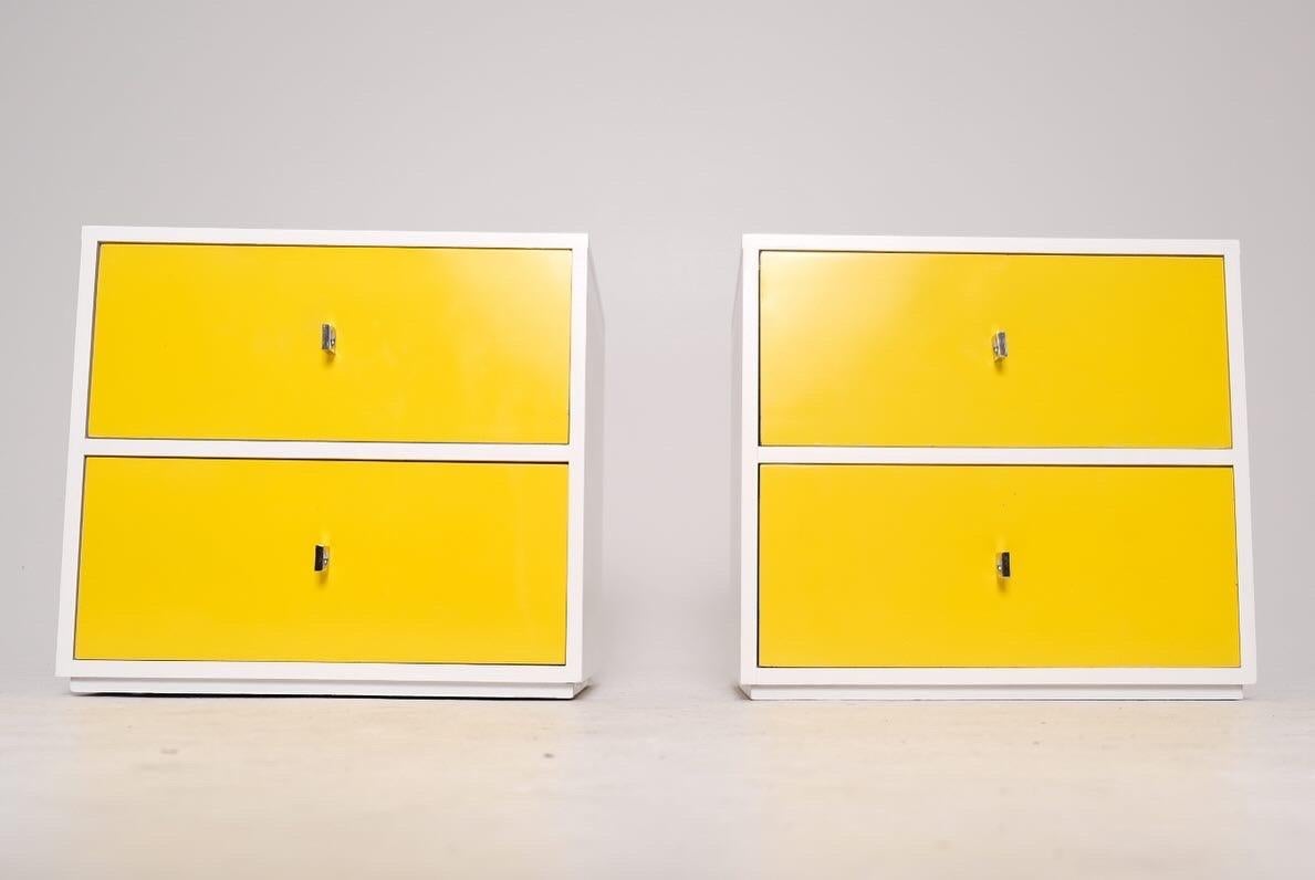 Pair of Mid-Century Modern Yellow and White Nightstands with Chrome Pulls en vente 2