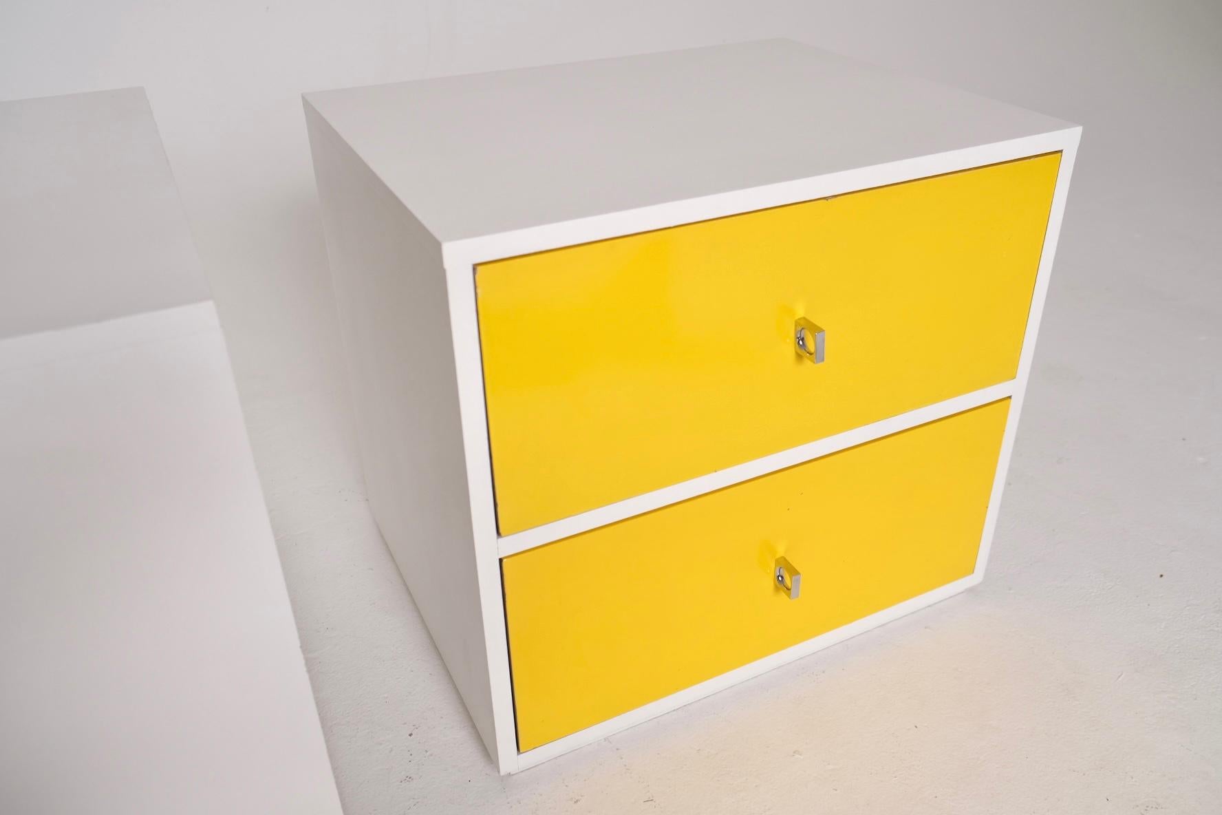 Pair of Mid-Century Modern Yellow and White Nightstands with Chrome Pulls en vente 3