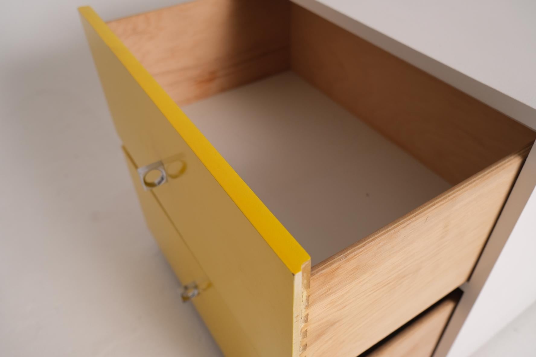 Pair of Mid-Century Modern Yellow and White Nightstands with Chrome Pulls en vente 4