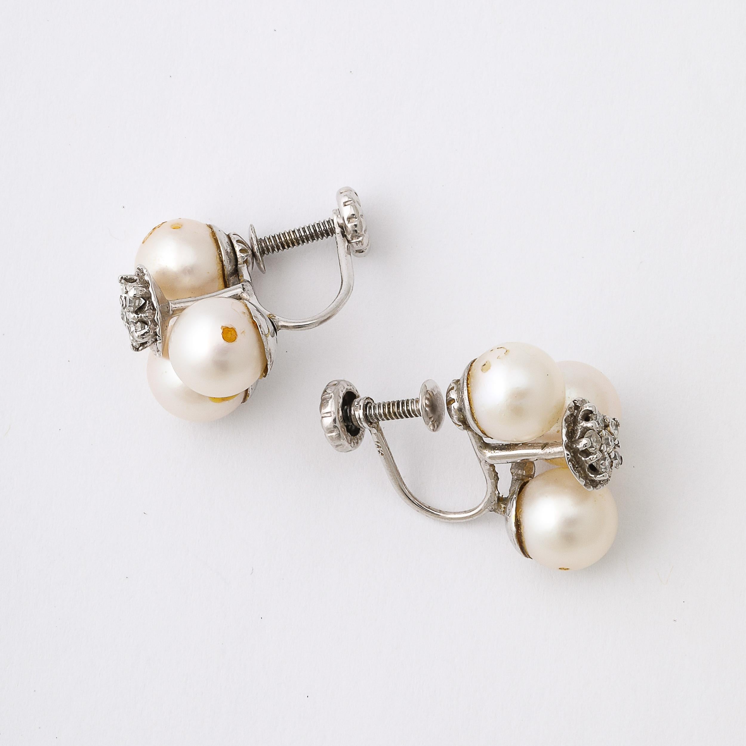 Taglio antico europeo Coppia di orecchini modernisti di metà secolo in oro bianco 14K con perle coltivate e diamanti in vendita