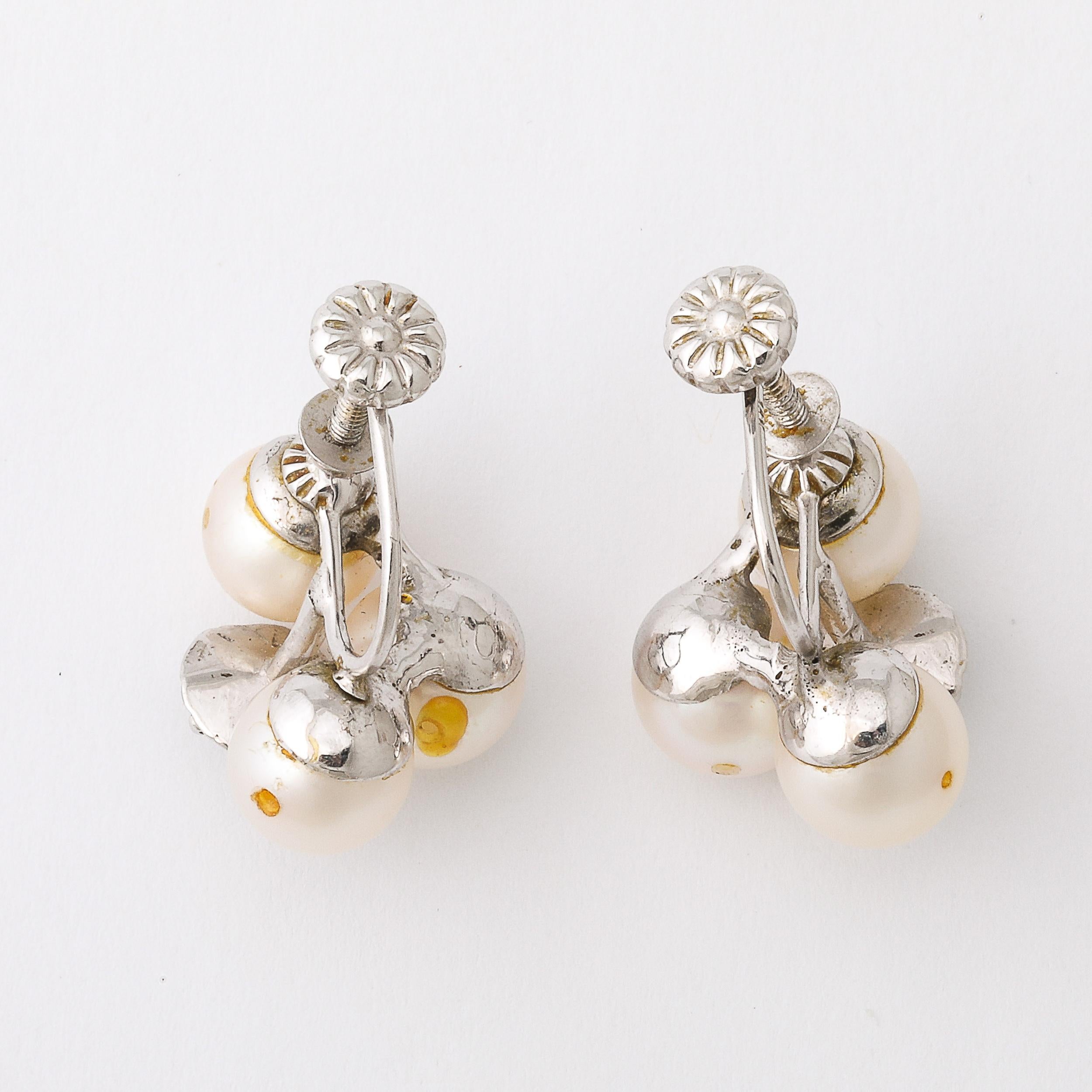 Coppia di orecchini modernisti di metà secolo in oro bianco 14K con perle coltivate e diamanti In condizioni buone in vendita a New York, NY