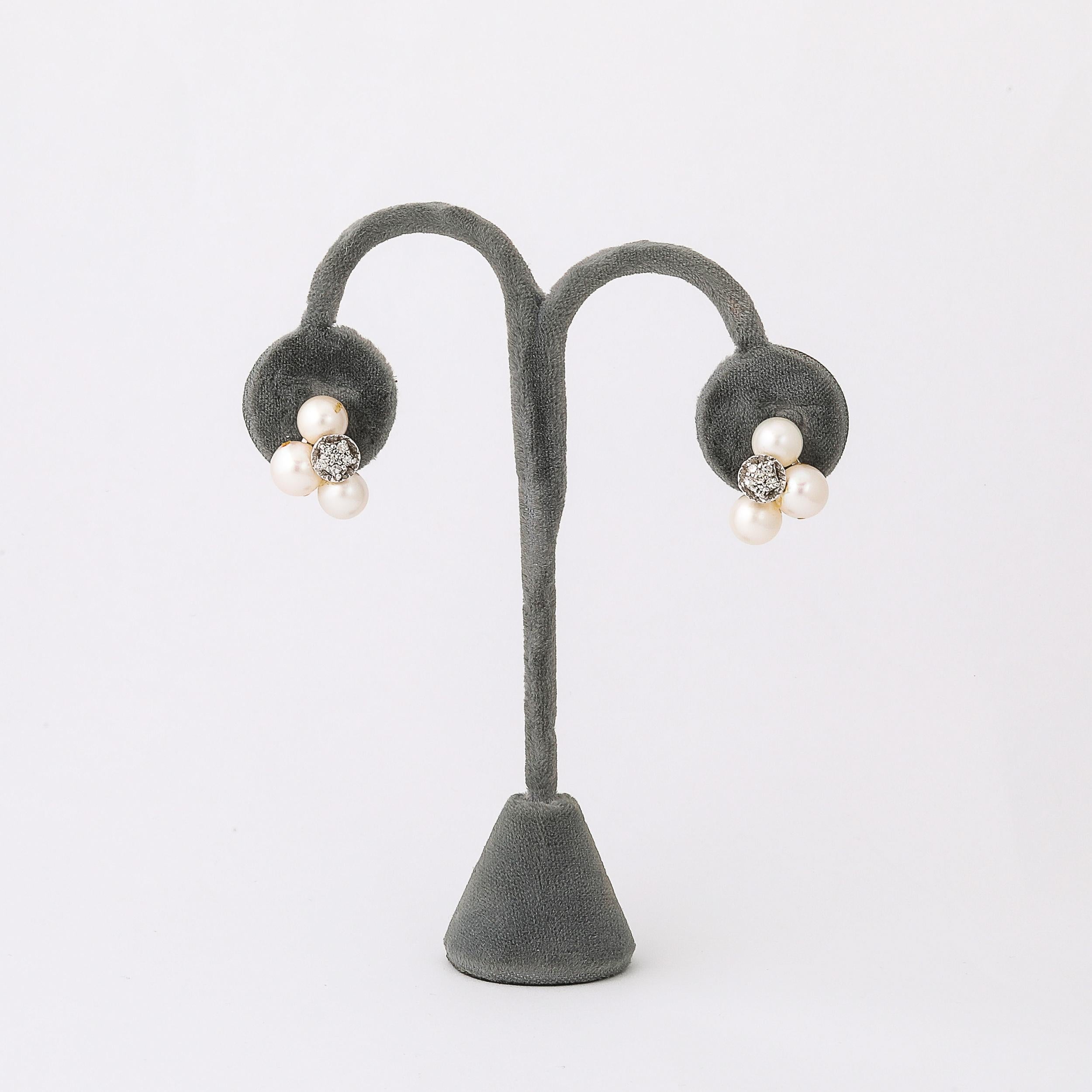 da uomo o donna Coppia di orecchini modernisti di metà secolo in oro bianco 14K con perle coltivate e diamanti in vendita