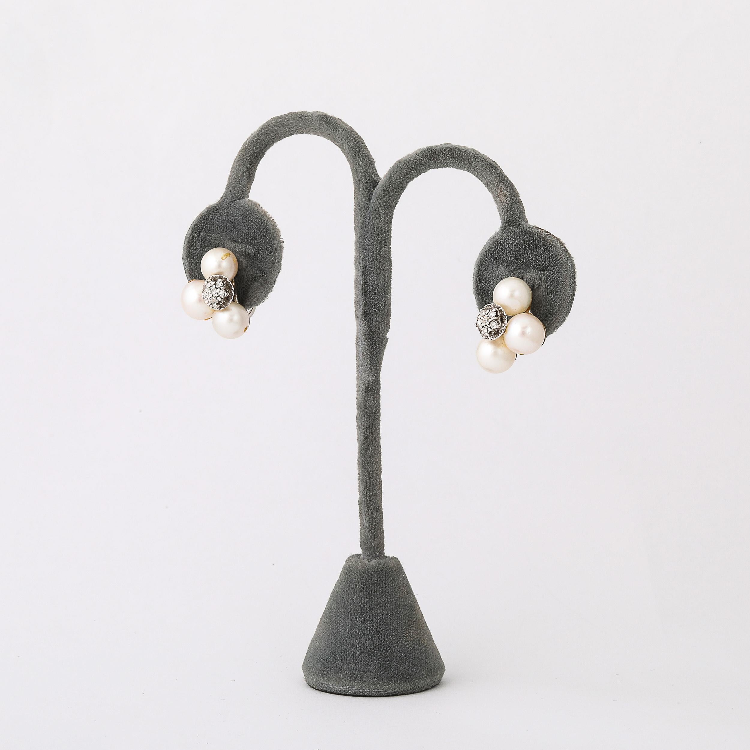 Coppia di orecchini modernisti di metà secolo in oro bianco 14K con perle coltivate e diamanti in vendita 1