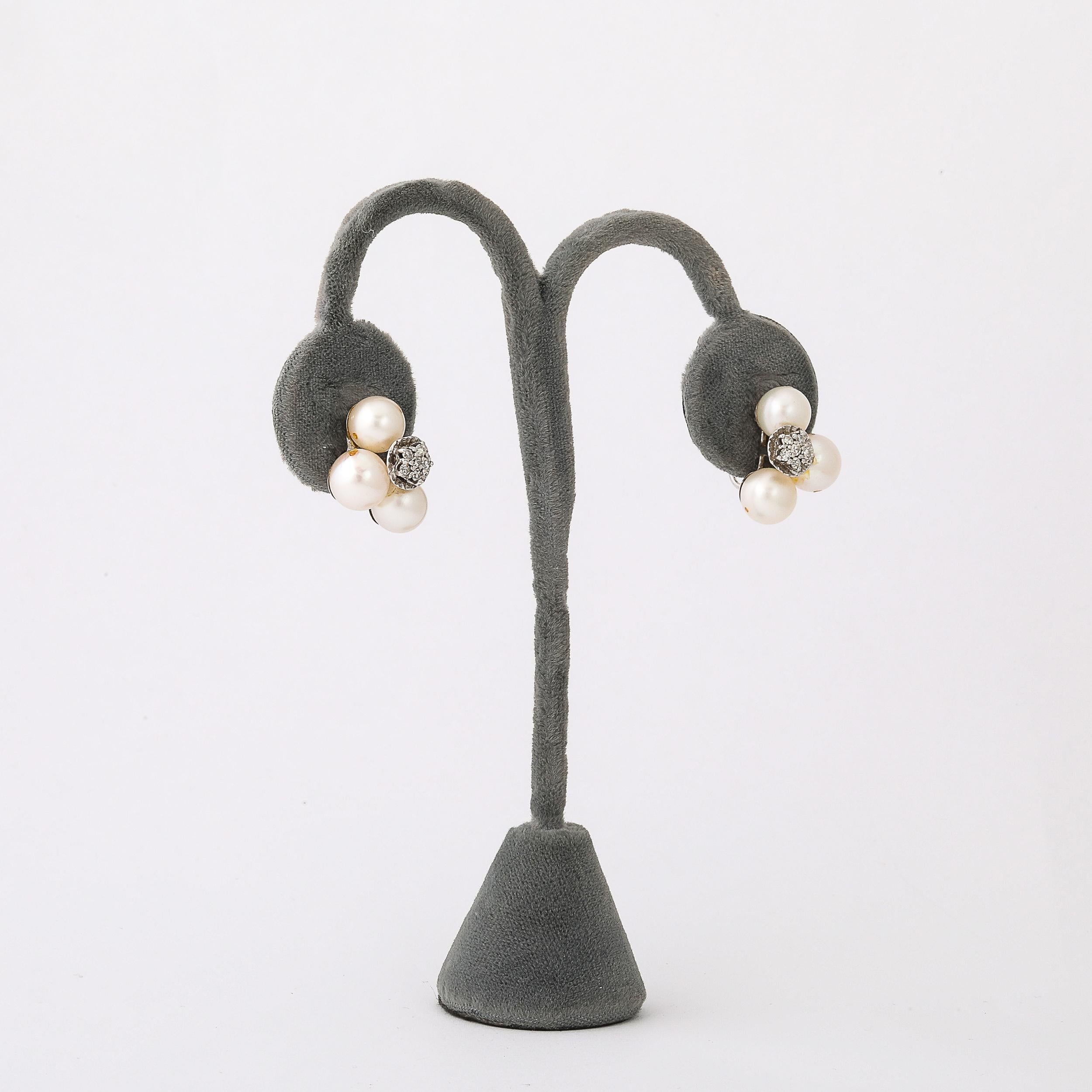 Coppia di orecchini modernisti di metà secolo in oro bianco 14K con perle coltivate e diamanti in vendita 2