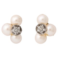 Coppia di orecchini modernisti di metà secolo in oro bianco 14K con perle coltivate e diamanti