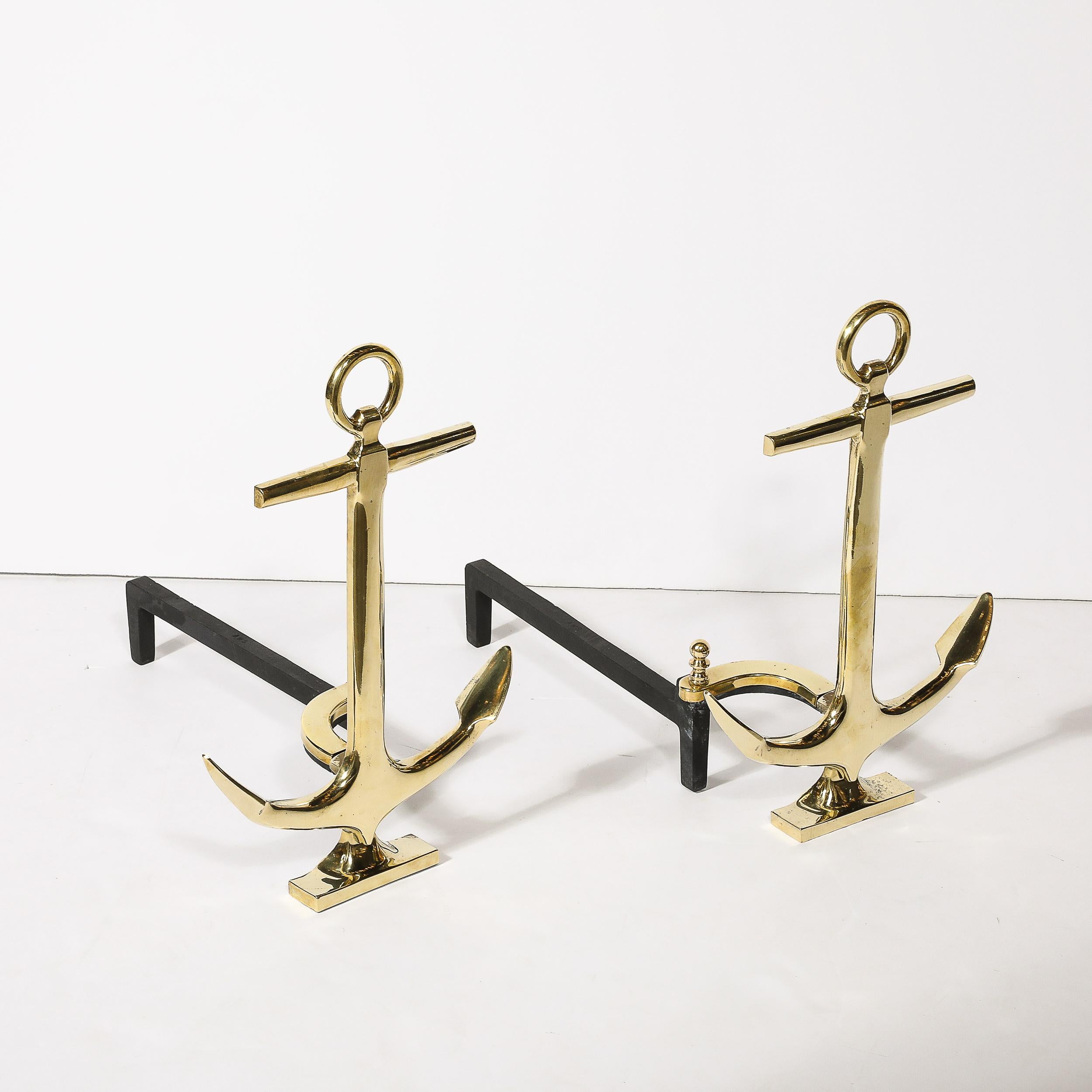 Questa scintillante coppia di candelabri ad ancora modernisti di metà secolo in ottone lucido proviene dagli Stati Uniti, circa dal 1970. Presenta una rappresentazione scultorea di ancore sostenute da una base rettilinea, con splendidi dettagli e