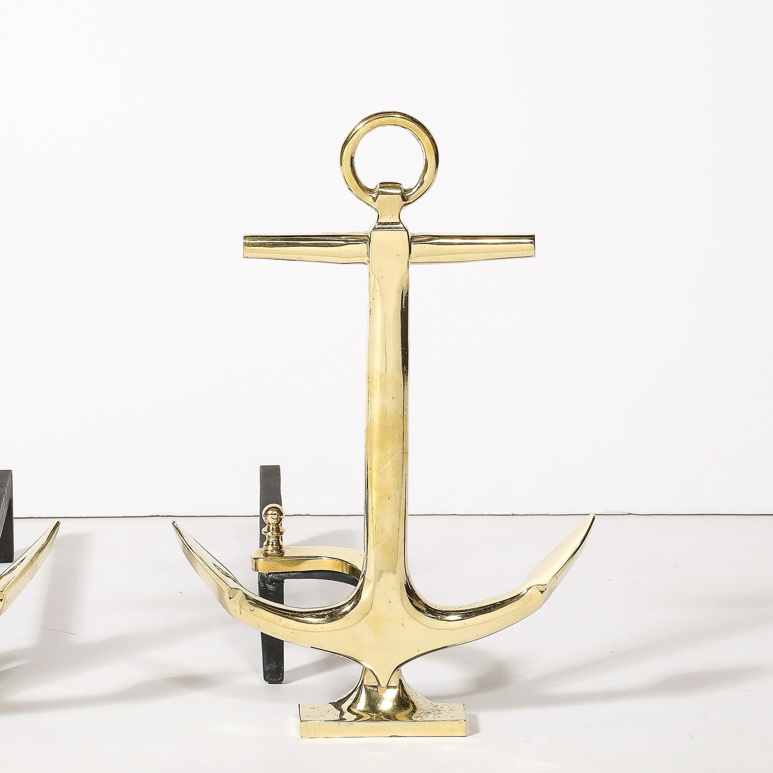 Coppia di candelabri ad ancora modernisti di metà secolo in ottone lucido In condizioni ottime in vendita a New York, NY
