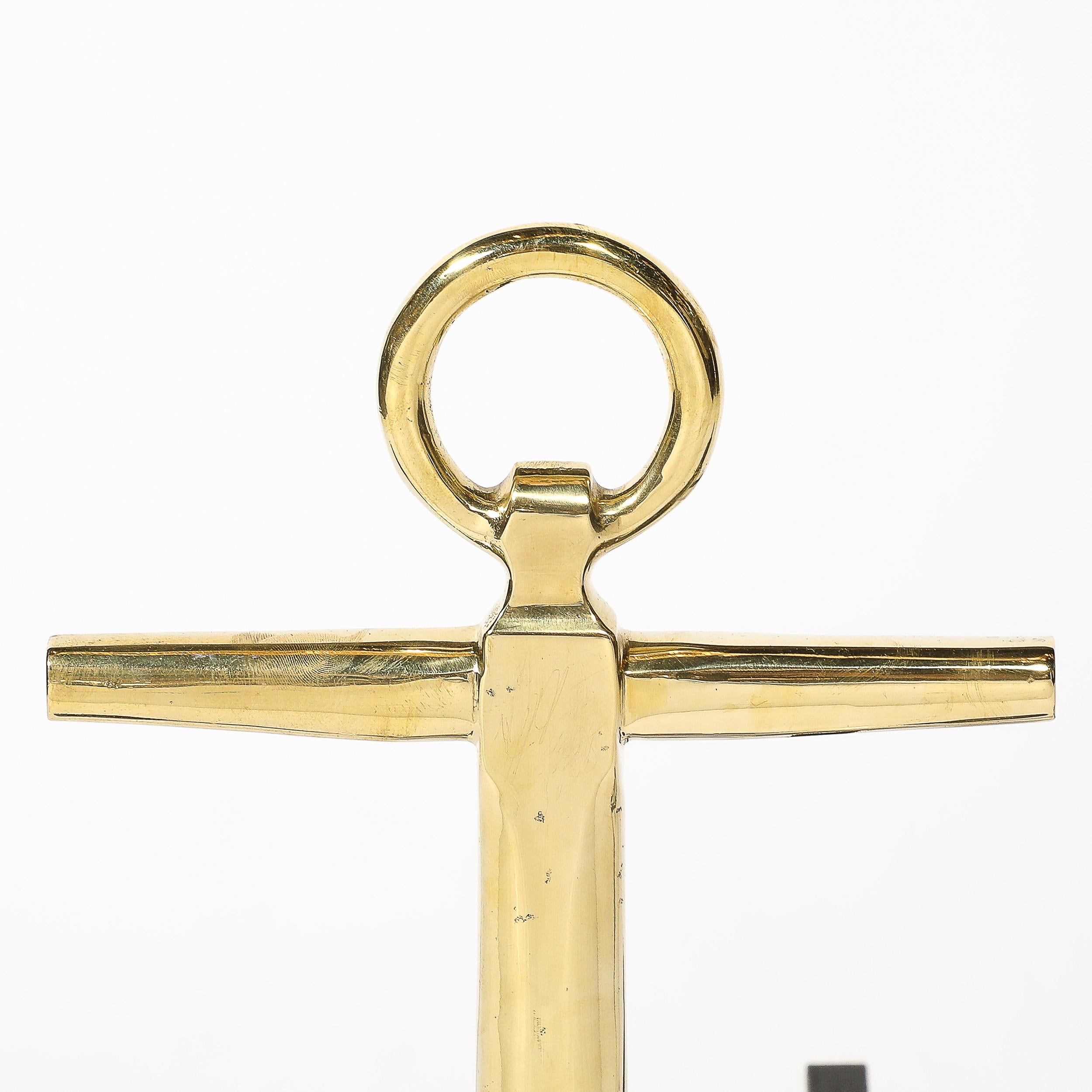 Fine XX secolo Coppia di candelabri ad ancora modernisti di metà secolo in ottone lucido in vendita