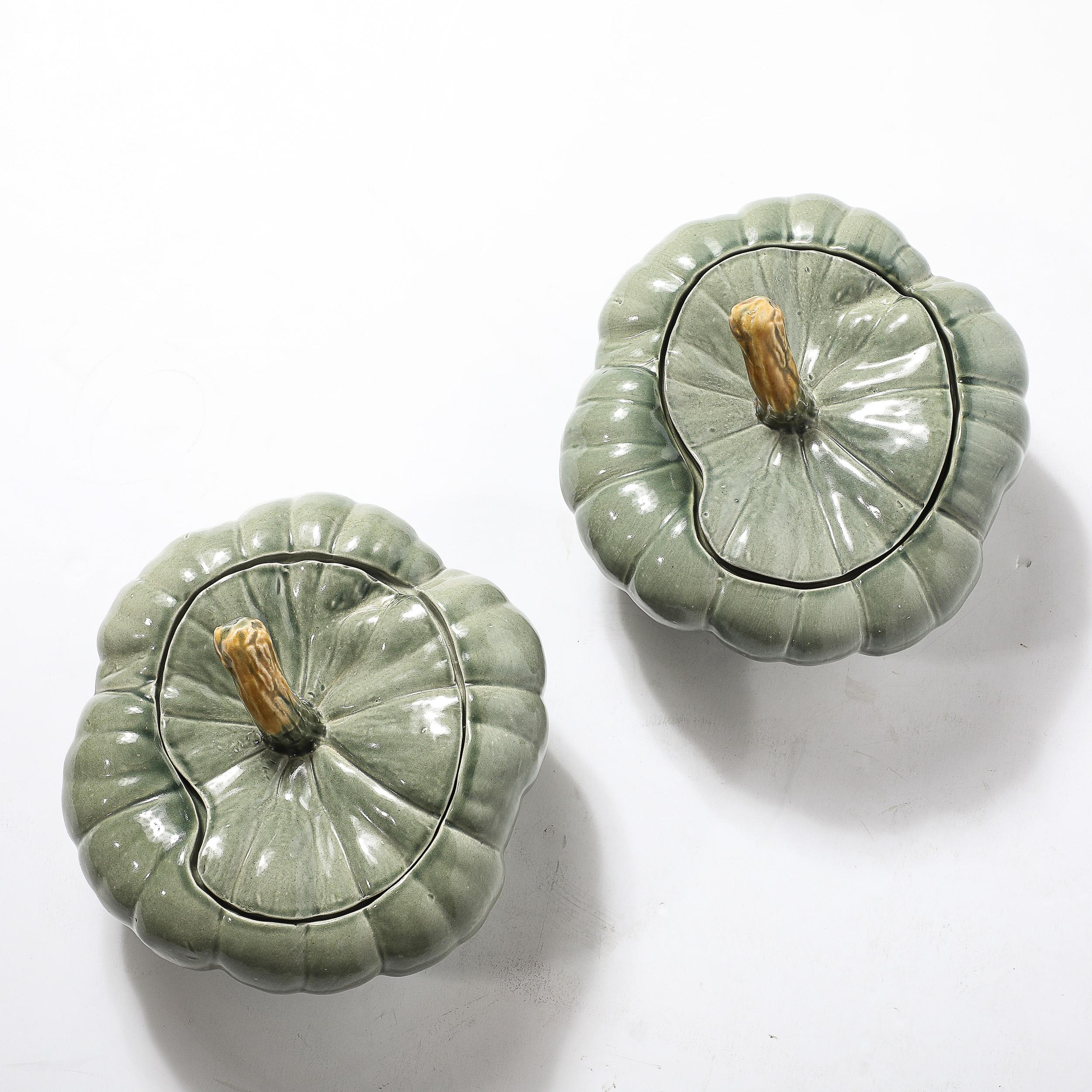 Cette ravissante paire de soupières à citrouille couvertes en céramique du milieu du siècle, fabriquée en 1981, incarne l'esthétique ludique et sophistiquée de l'époque. Chaque pièce  est méticuleusement façonné et émaillé pour ressembler à une