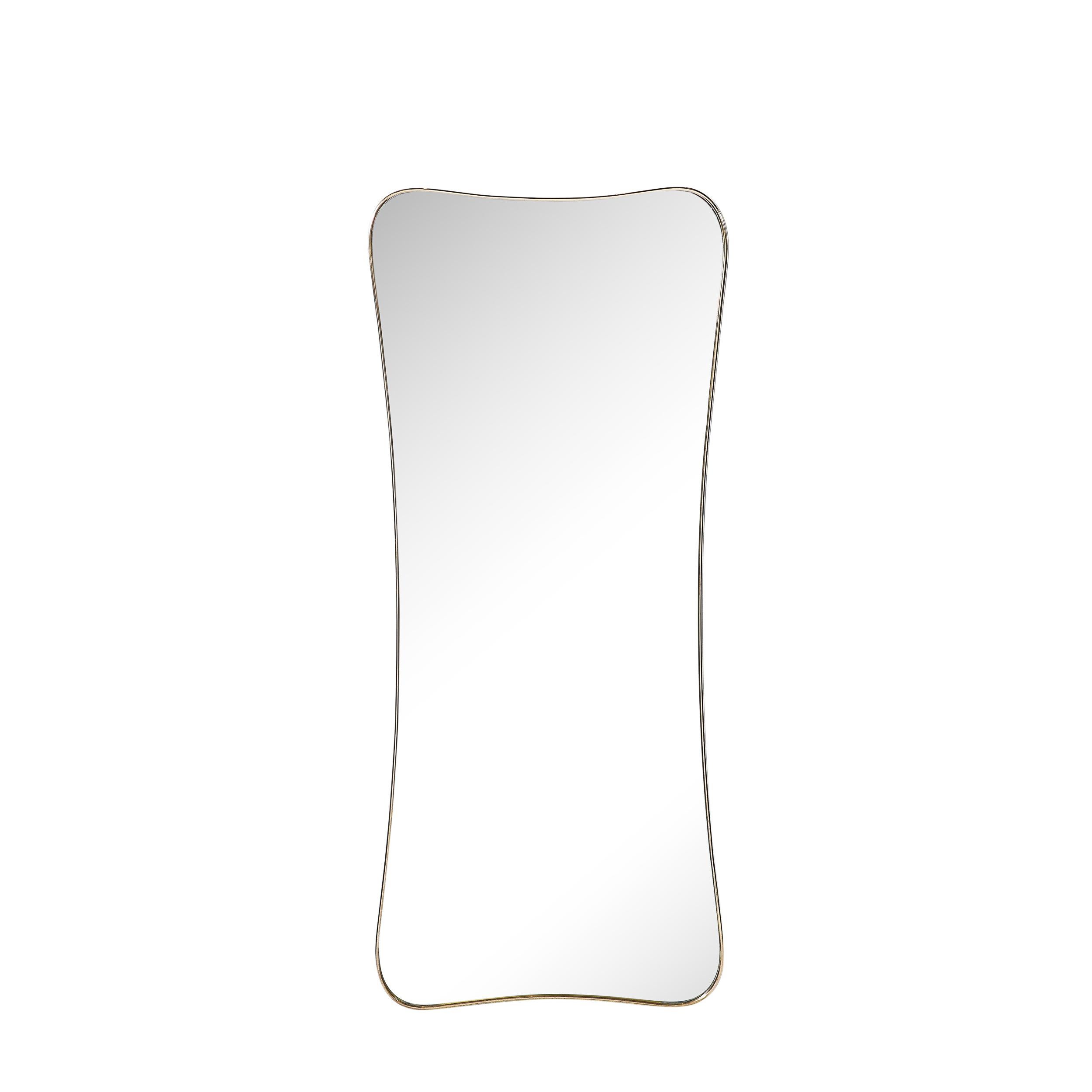 Questa splendida coppia di specchi Mid-Century Modern, proveniente dall'Italia intorno al 1950, è un esempio di raffinatezza scultorea nel design funzionale. Gli specchi presentano un'elegante forma a clessidra, con silhouette curvilinee che evocano