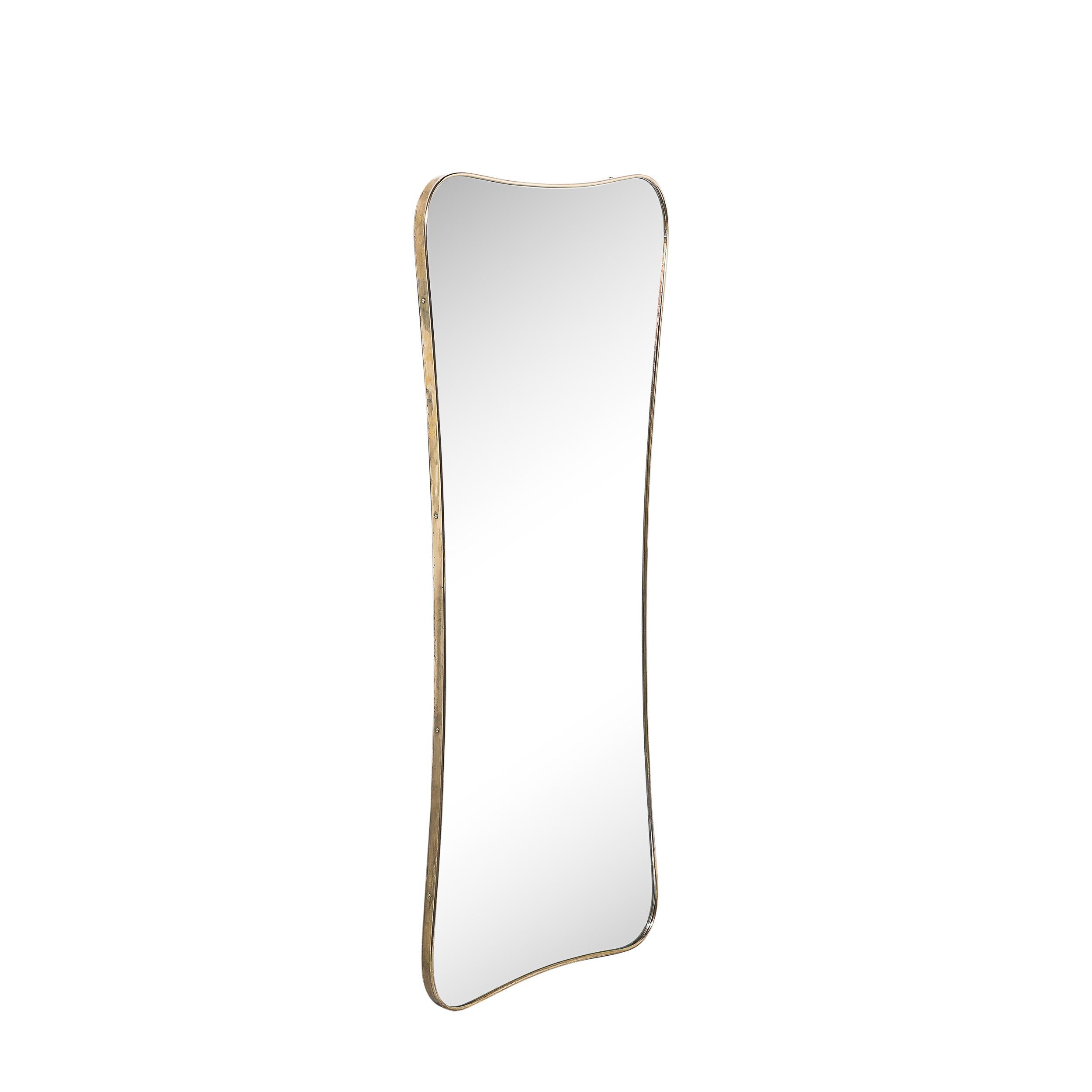 Mid-Century moderno Coppia di specchi curvilinei a forma di clessidra in ottone della metà del secolo scorso in vendita