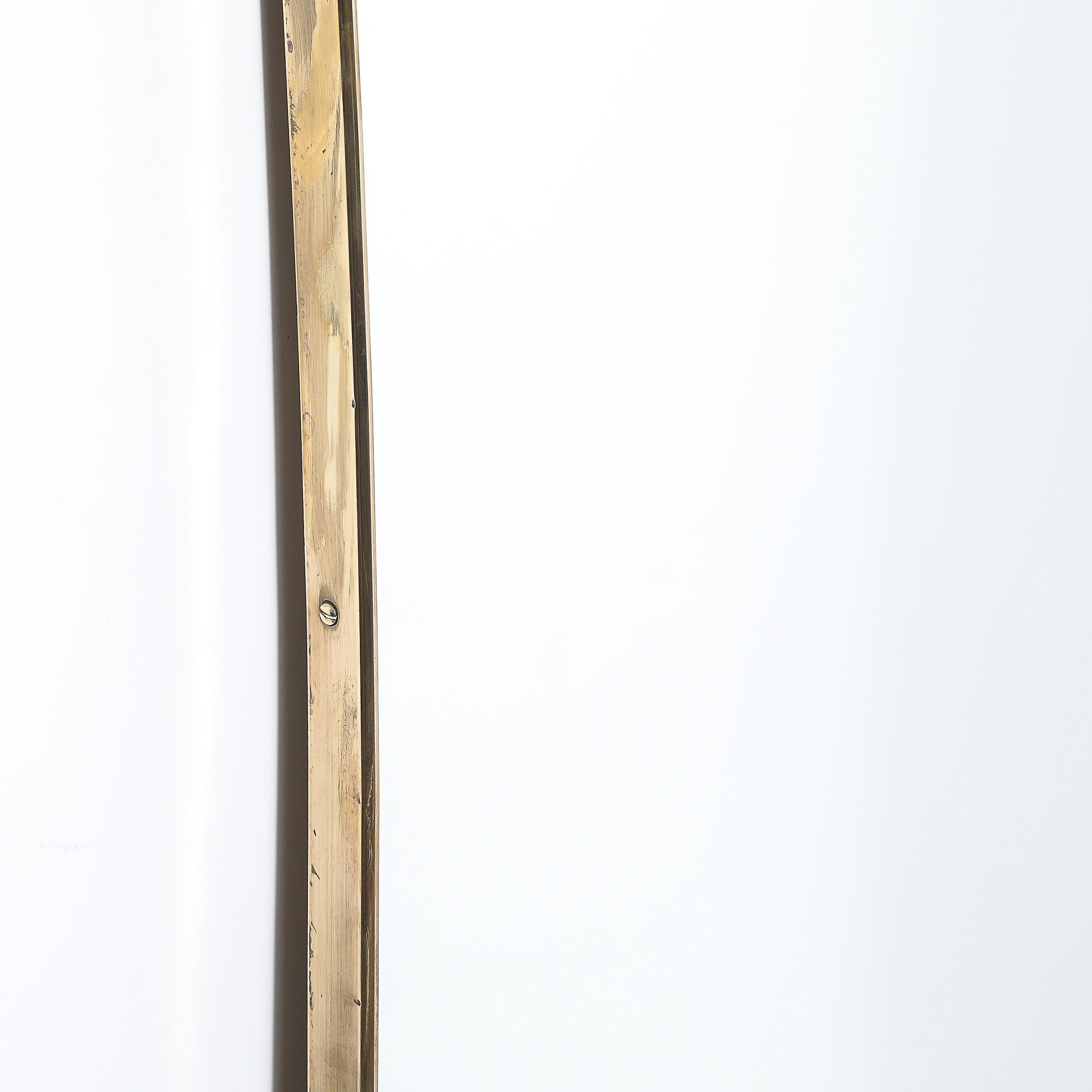 Coppia di specchi curvilinei a forma di clessidra in ottone della metà del secolo scorso In condizioni ottime in vendita a New York, NY