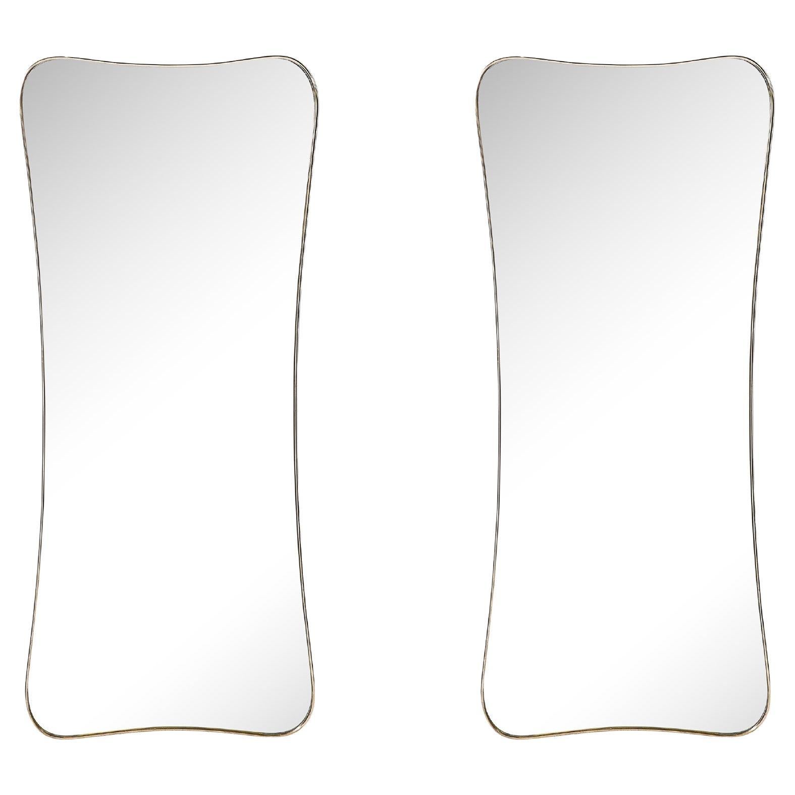 Coppia di specchi curvilinei a forma di clessidra in ottone della metà del secolo scorso in vendita