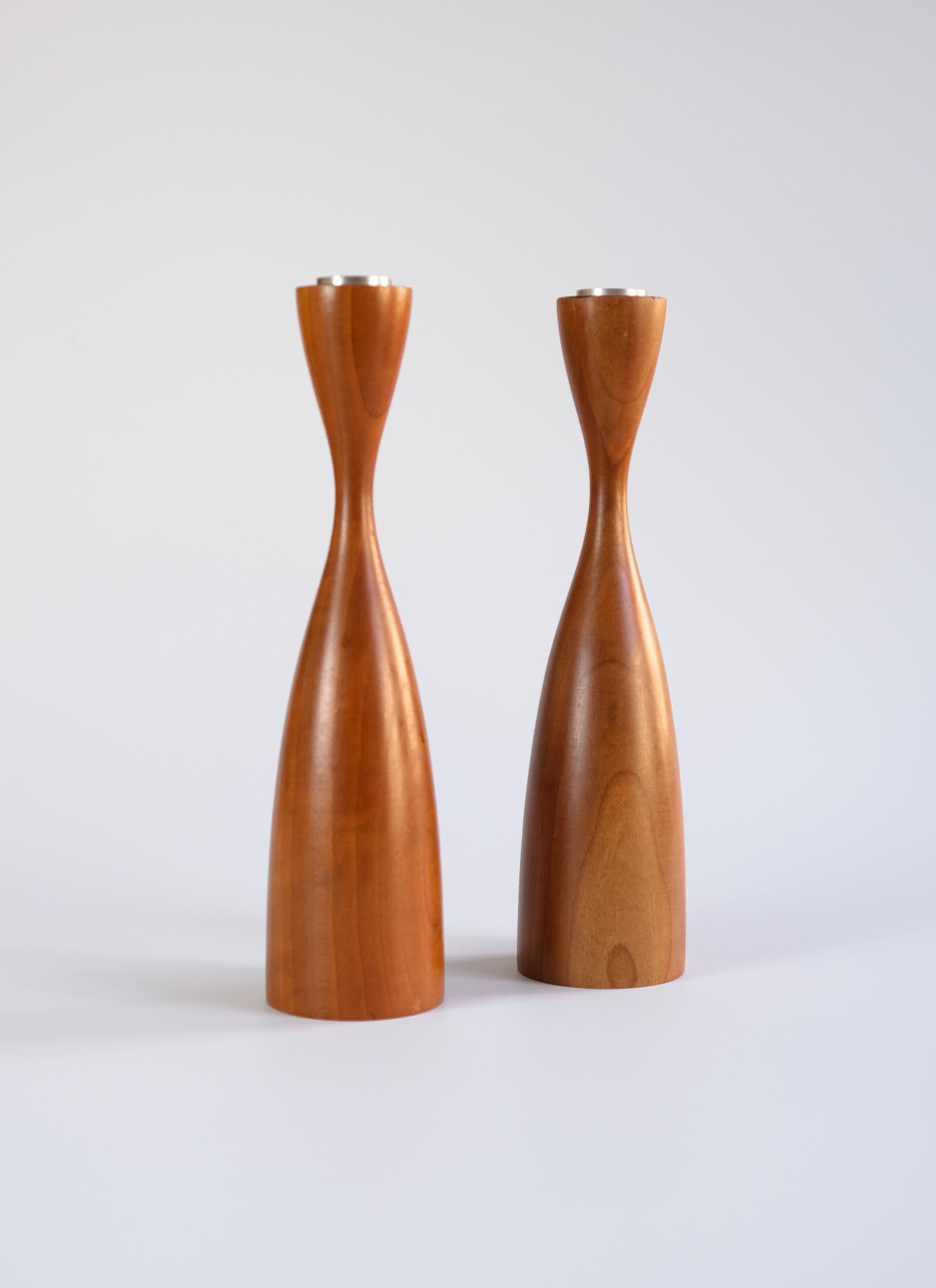 For sale, is an elegant pair of Mid-Century sculptural Danish-style walnut candle holders with aluminium inserts, dating from c.1960s.

In excellent vintage condition, with only minor wear, commensurate with age and careful use. Of note, there are a