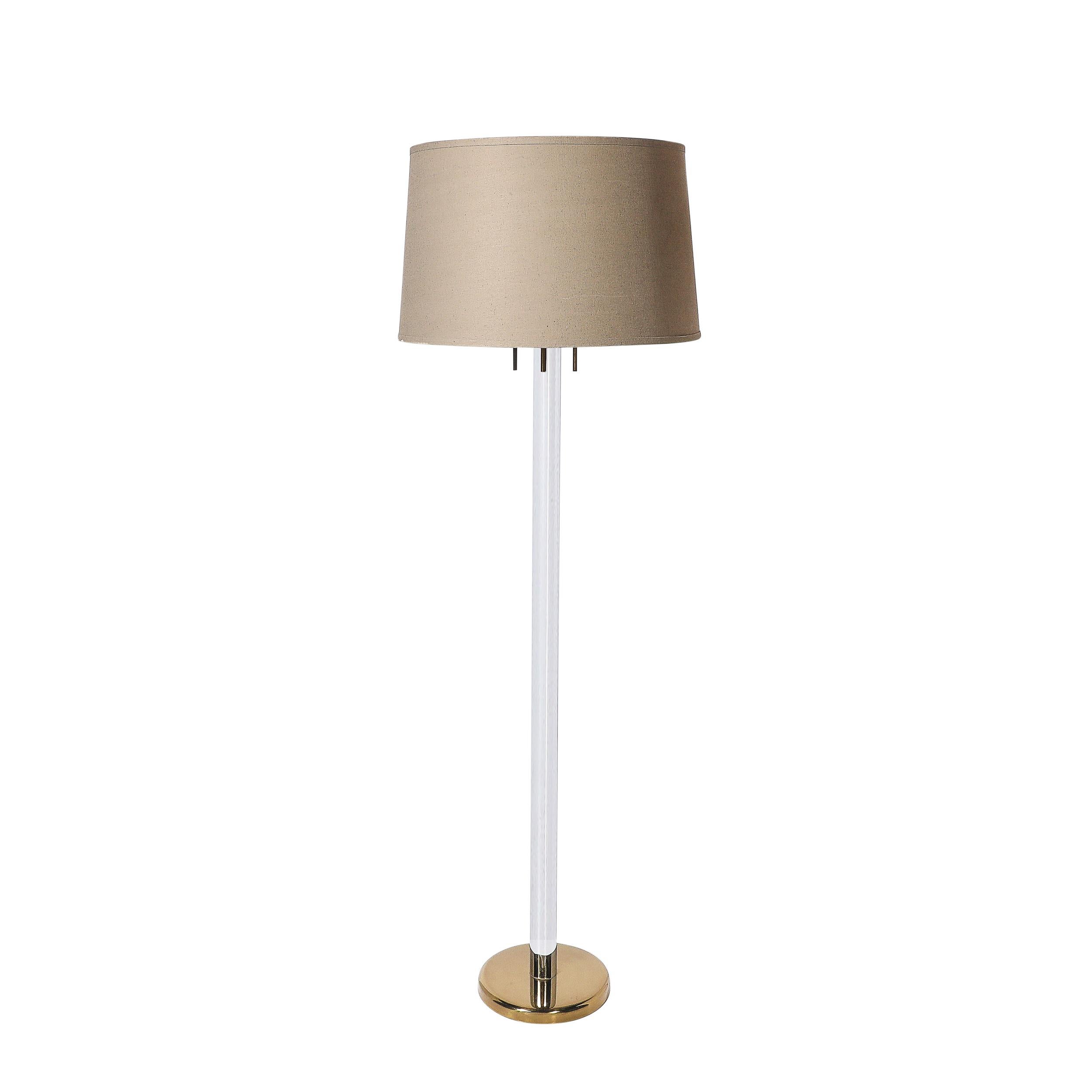 Cette élégante paire de lampadaires du célèbre designer Karl Springer illustre le savoir-faire raffiné et l'esthétique luxueuse du design moderniste du milieu du siècle, en mettant l'accent sur les matériaux audacieux et les lignes épurées