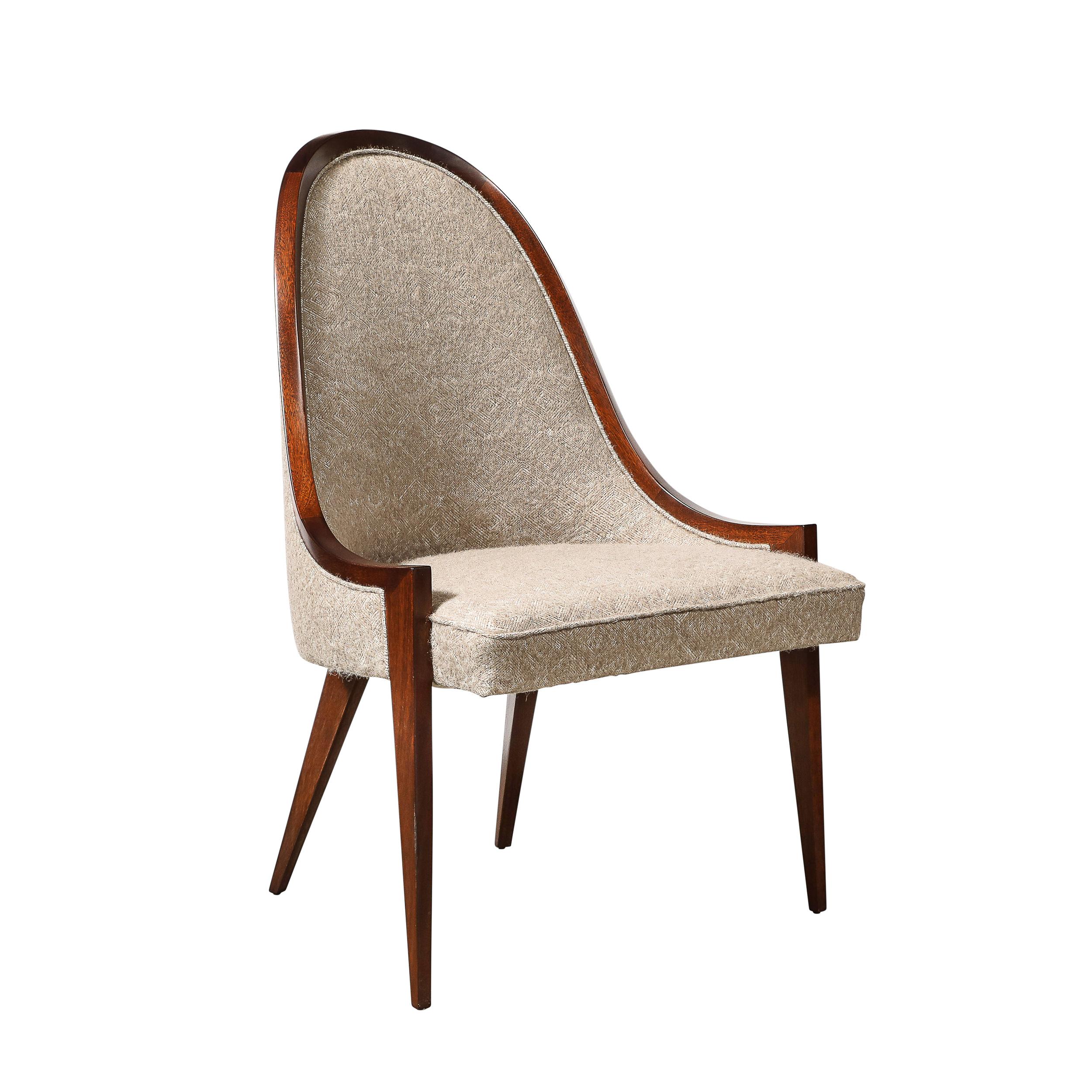 Dieses schön proportionierte und elegant gestaltete Paar Gondola Slipper Chairs aus der Mitte des Jahrhunderts stammt von dem geschätzten Designer Harvey Probber aus den Vereinigten Staaten, CIRCA 1960. Harvey Probber begann seine Karriere 1938 im