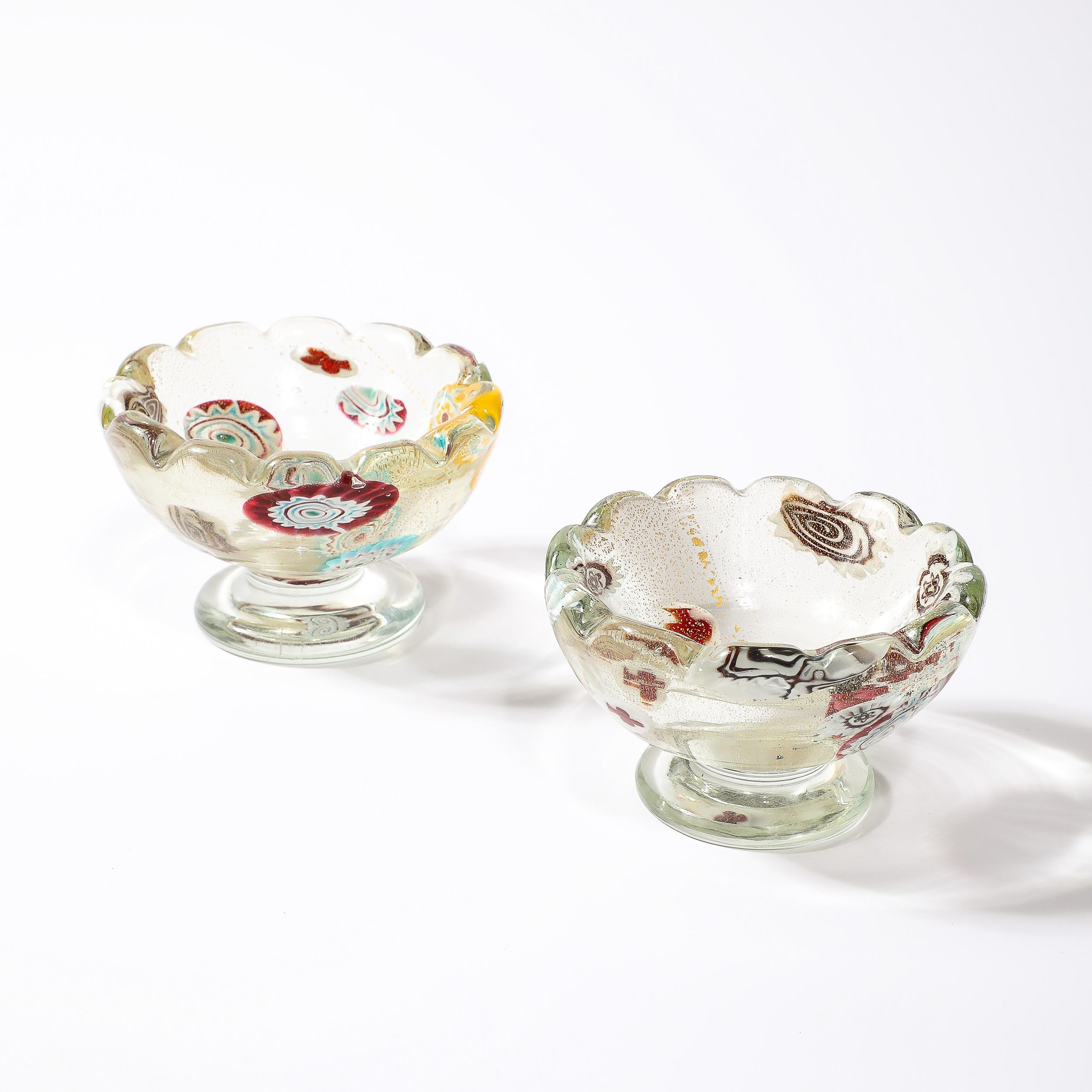 italien Paire de bols modernistes du milieu du siècle en verre de Murano soufflé à la main avec bords festonnés en vente