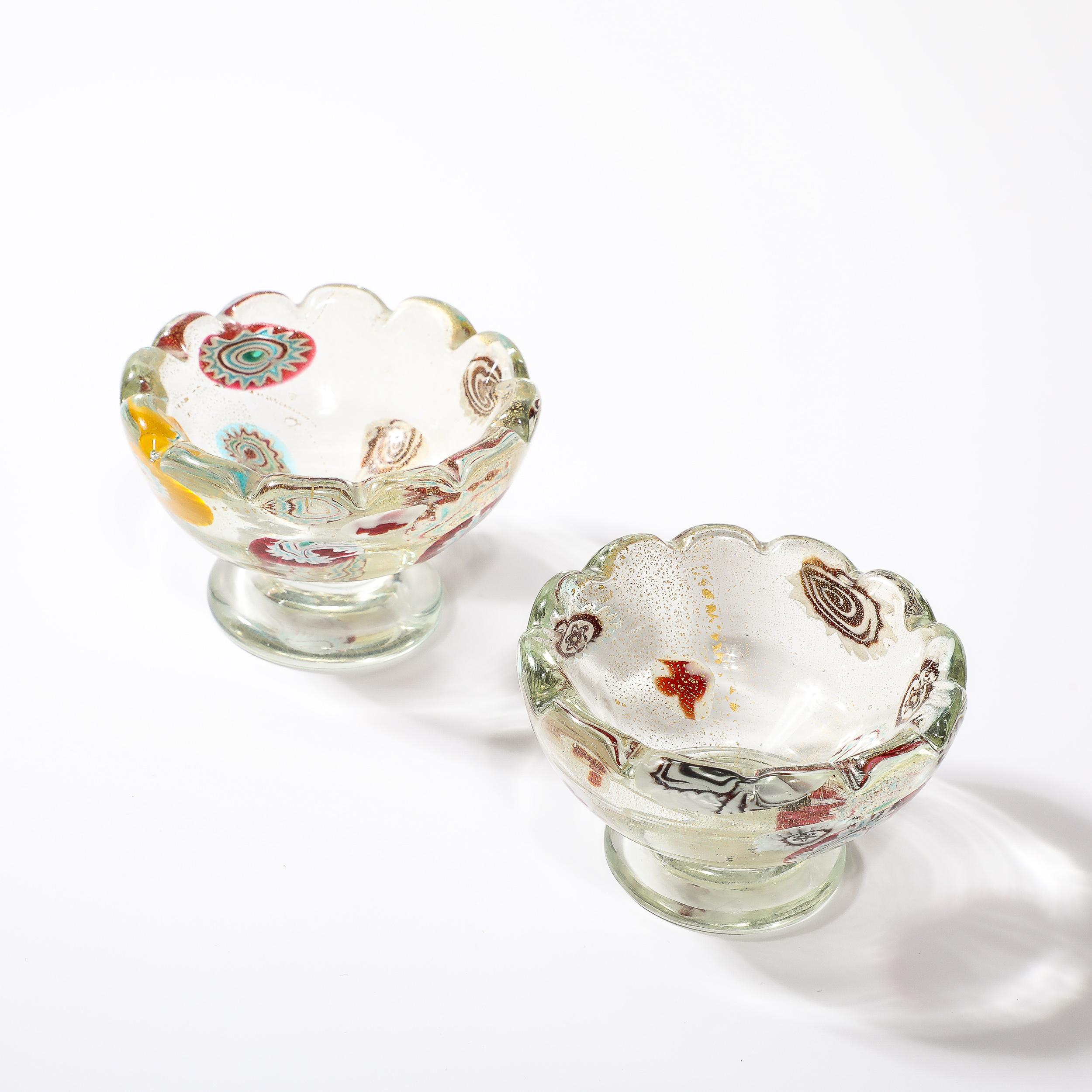Milieu du XXe siècle Paire de bols modernistes du milieu du siècle en verre de Murano soufflé à la main avec bords festonnés en vente