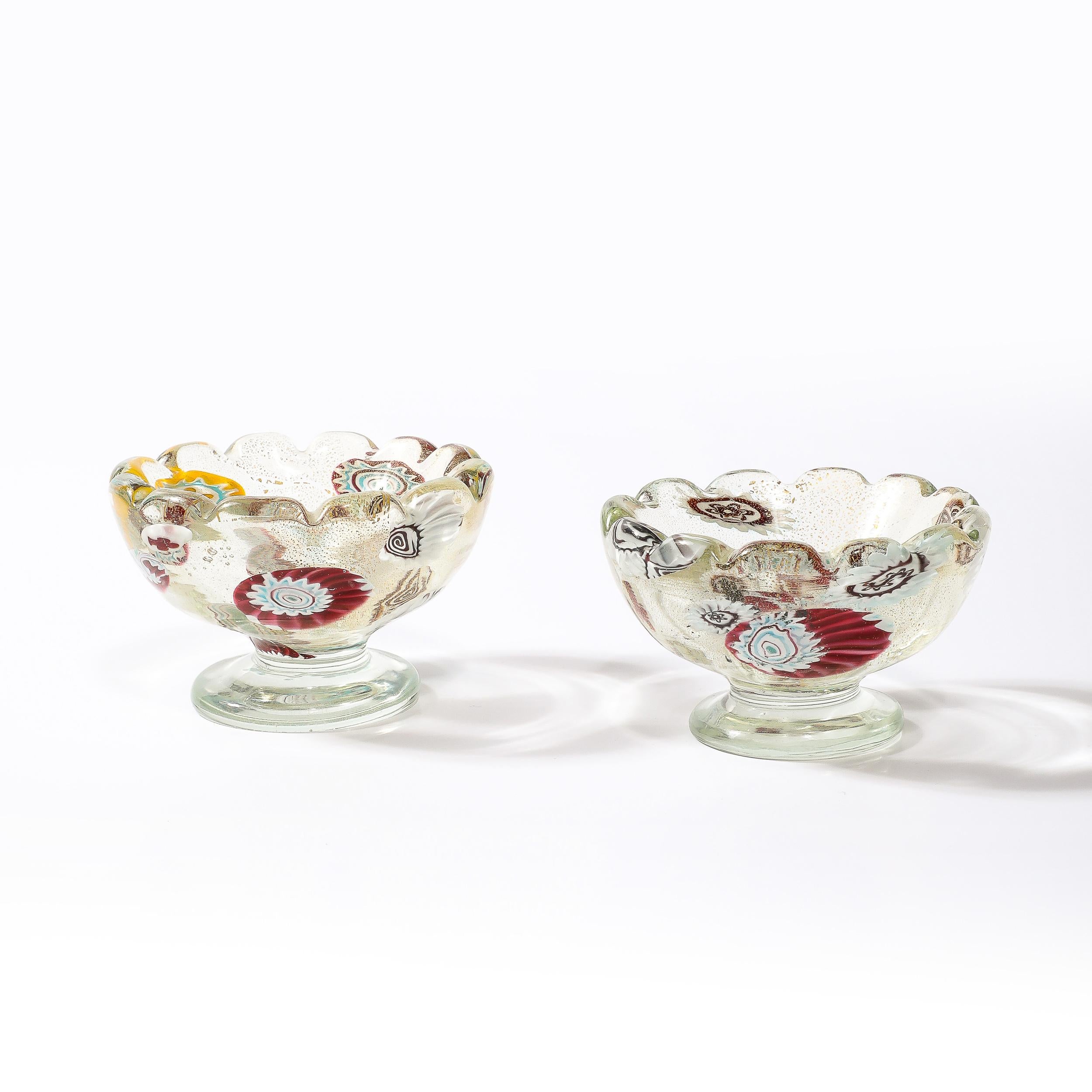Paire de bols modernistes du milieu du siècle en verre de Murano soufflé à la main avec bords festonnés en vente 1