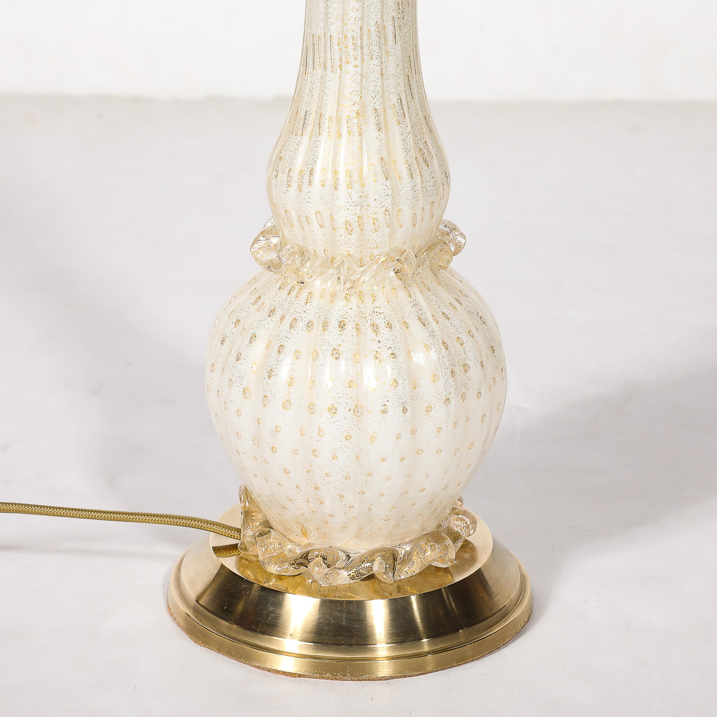 Zwei moderne mundgeblasene Tischlampen aus weißem Murano-Glas und Messing aus der Mitte des Jahrhunderts im Angebot 3