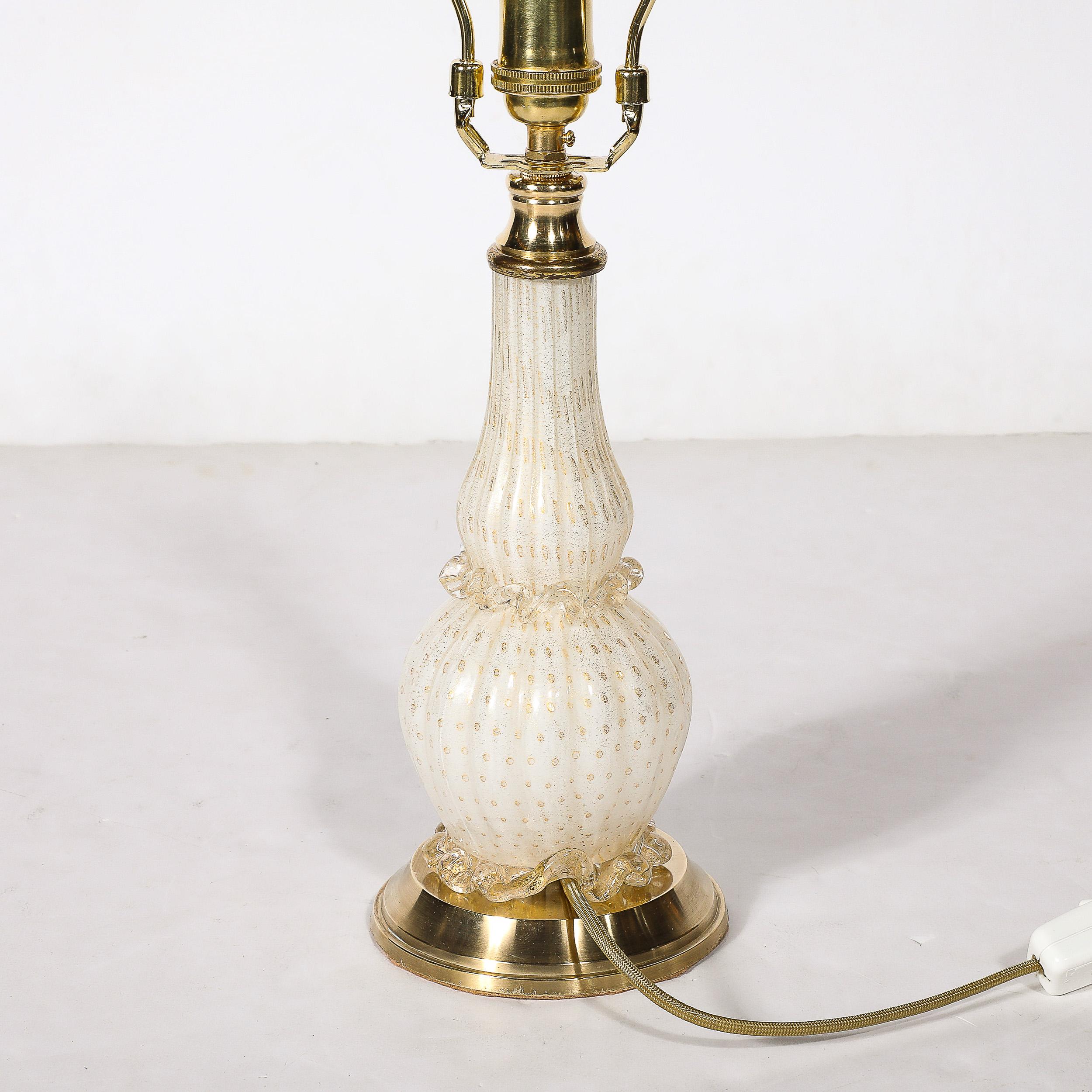 Zwei moderne mundgeblasene Tischlampen aus weißem Murano-Glas und Messing aus der Mitte des Jahrhunderts (Gold) im Angebot