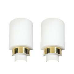 Coppia di applique in stile modernista della metà del secolo, in vetro smerigliato e ottone, dal design minimalista