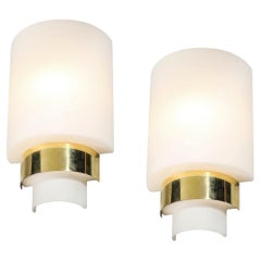Coppia di applique in stile modernista della metà del secolo, in vetro smerigliato e ottone, dal design minimalista