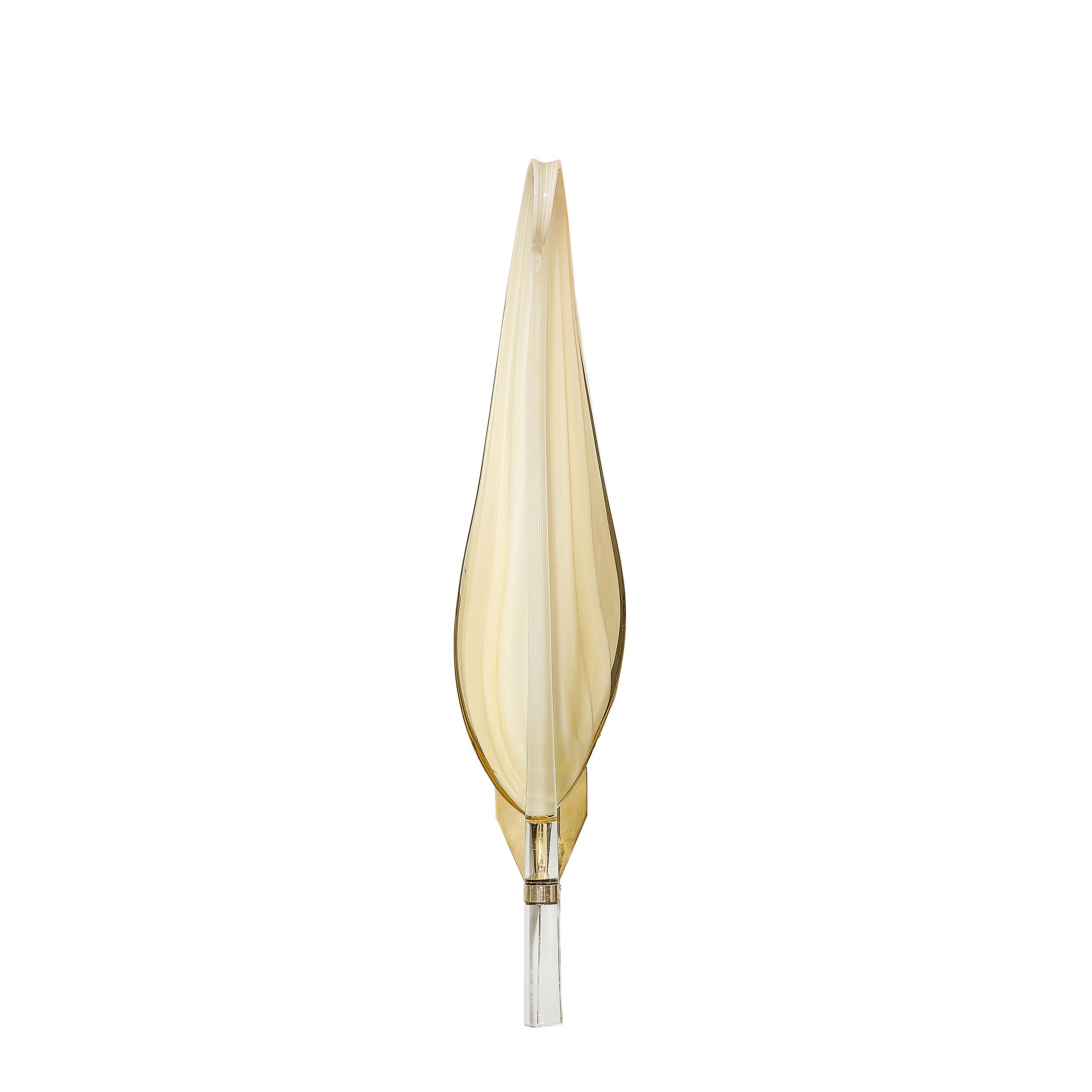 Questa splendida coppia di lampade a foglia in vetro di Murano soffiato a mano della metà del secolo scorso è opera di Franco Luce, circa 1970. Ciascuna applique sfoggia uno splendido motivo a foglie, realizzato in vetro soffiato a mano con delicate