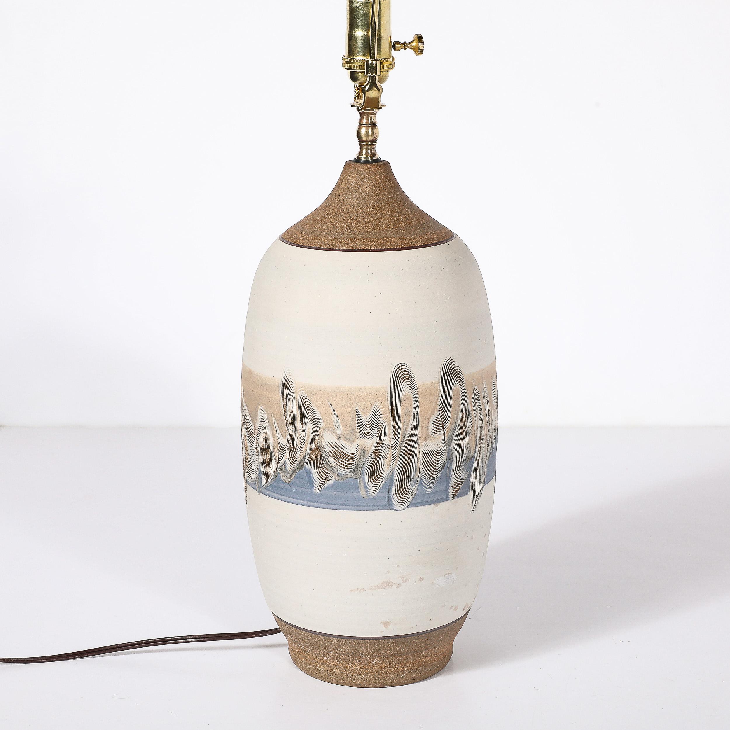 Paire de lampes de bureau modernistes du milieu du siècle dernier en céramique blanc cassé avec détails en bande en vente 3