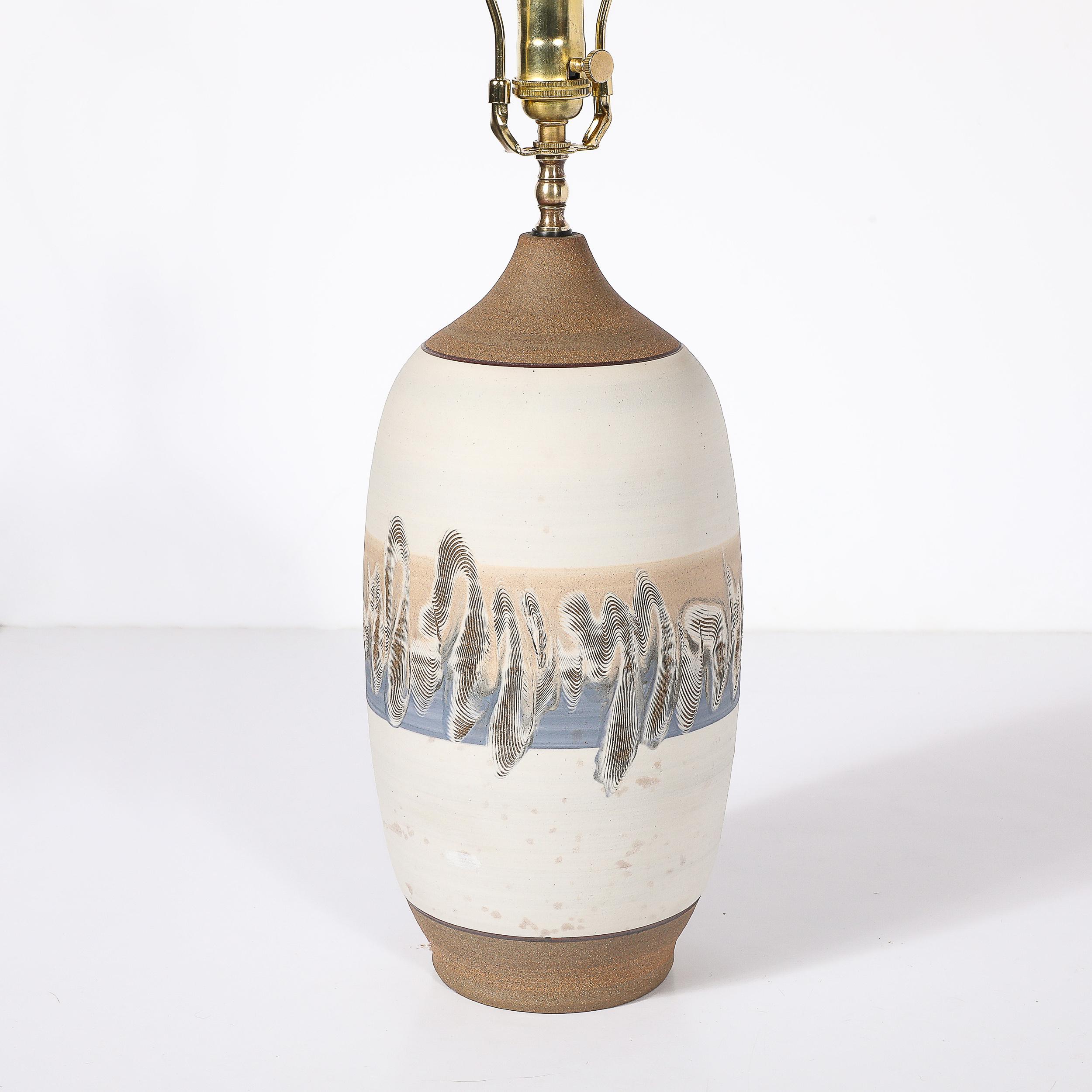 Paire de lampes de bureau modernistes du milieu du siècle dernier en céramique blanc cassé avec détails en bande en vente 6