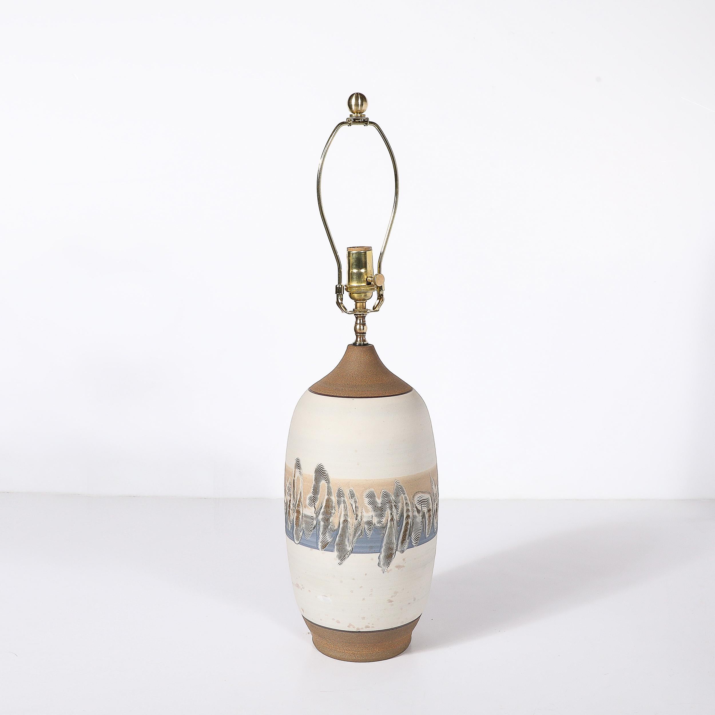 Paire de lampes de bureau modernistes du milieu du siècle dernier en céramique blanc cassé avec détails en bande en vente 7