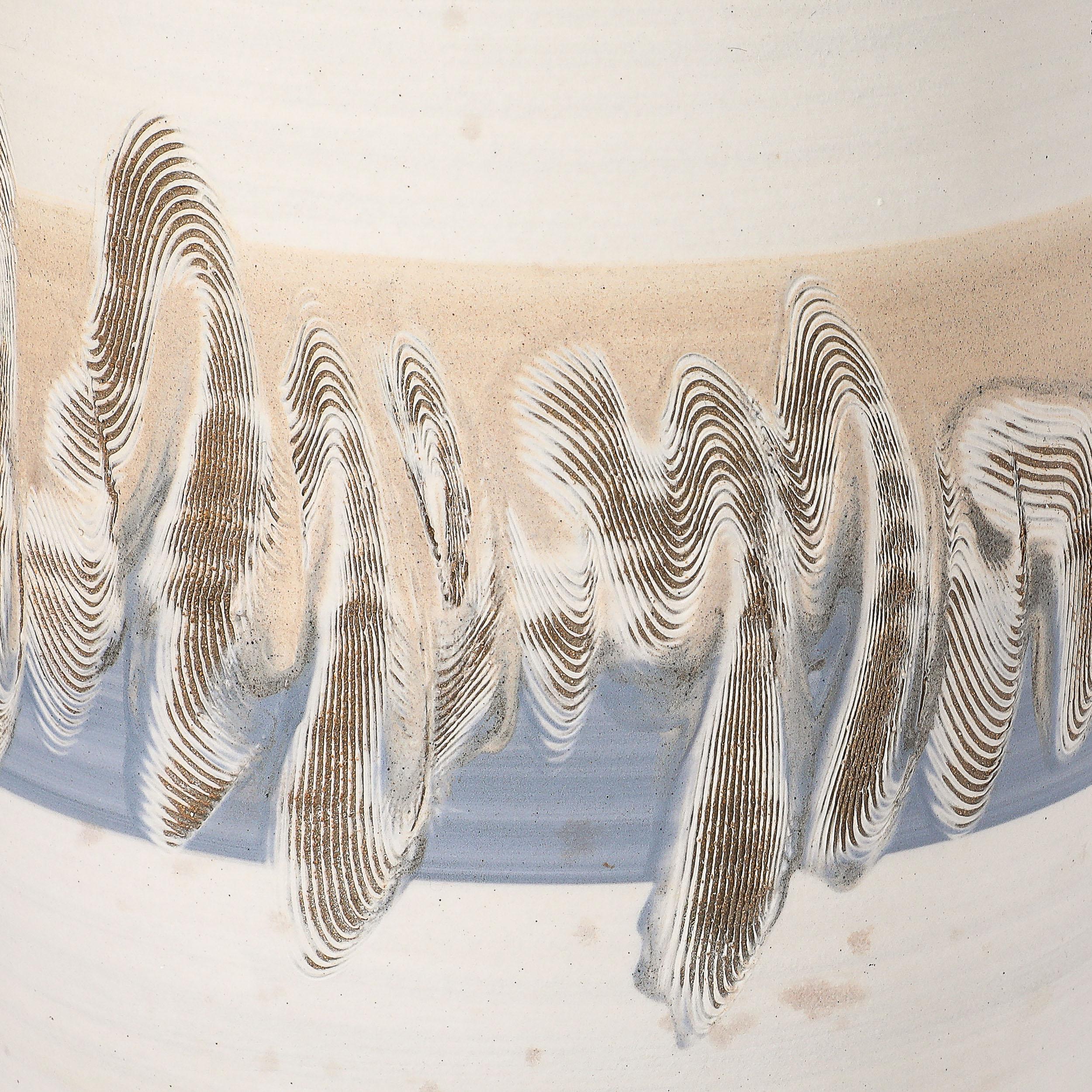Paire de lampes de bureau modernistes du milieu du siècle dernier en céramique blanc cassé avec détails en bande en vente 8