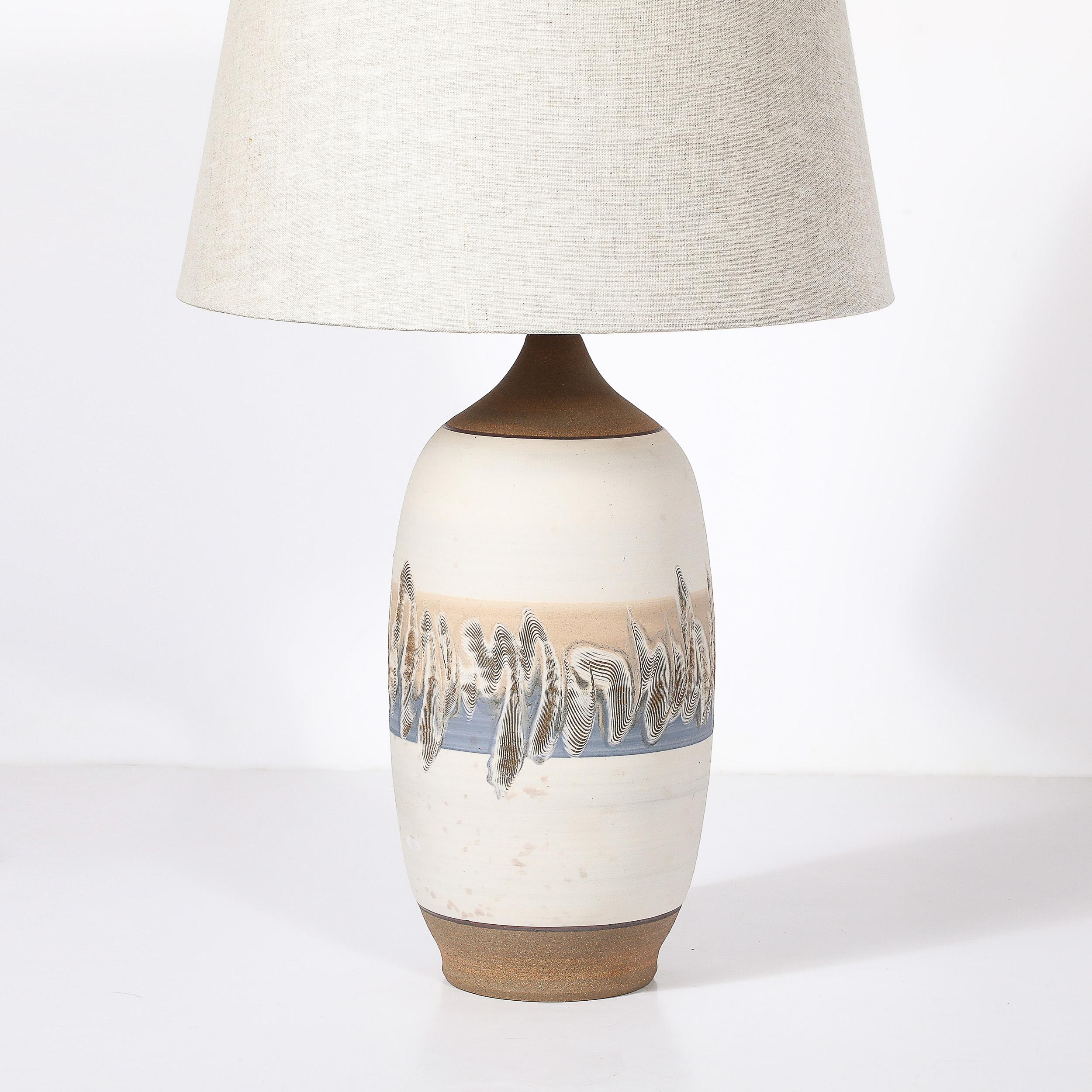 Mid-Century Modern Paire de lampes de bureau modernistes du milieu du siècle dernier en céramique blanc cassé avec détails en bande en vente