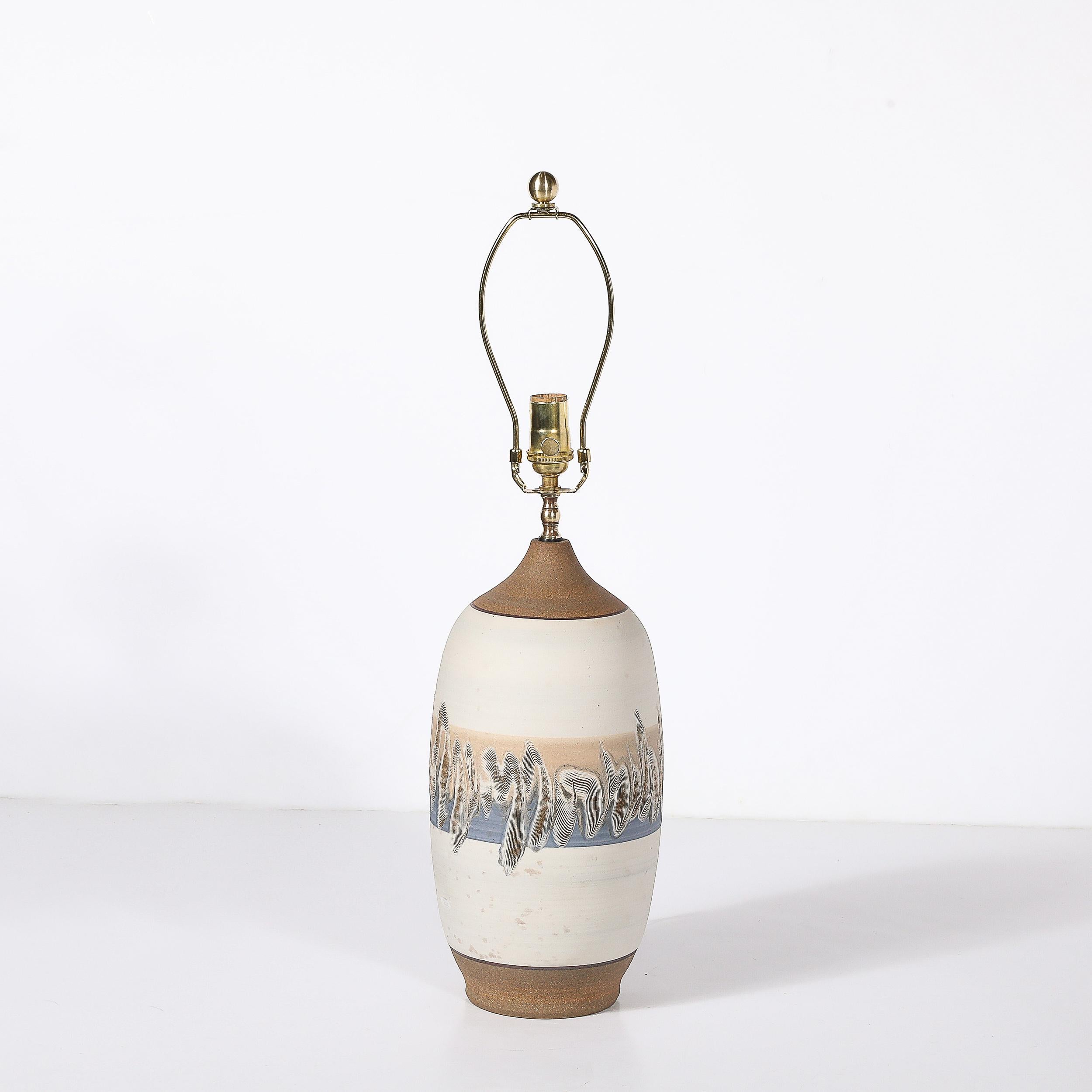 Américain Paire de lampes de bureau modernistes du milieu du siècle dernier en céramique blanc cassé avec détails en bande en vente
